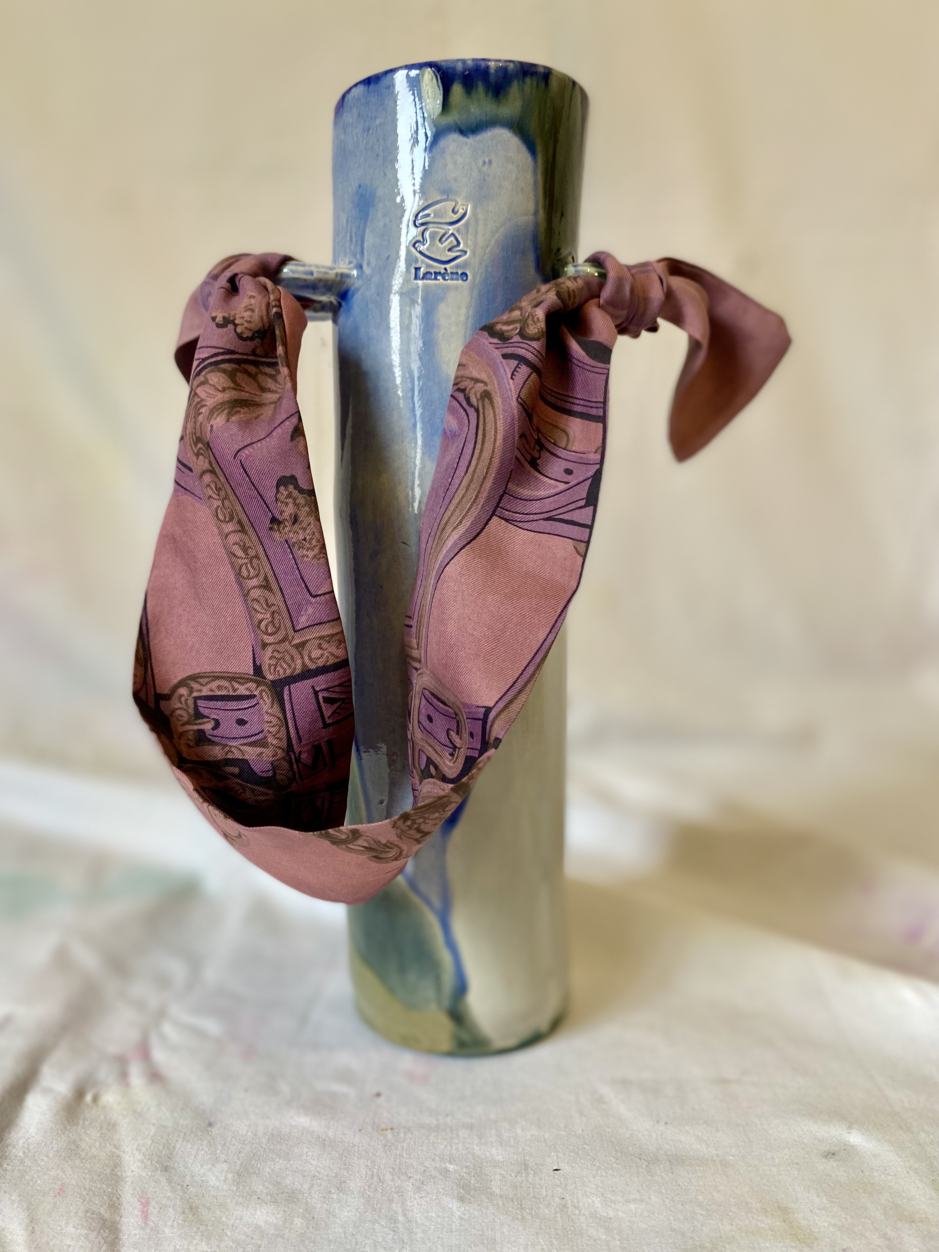 vase en faïence émaillée avec anse en soie 