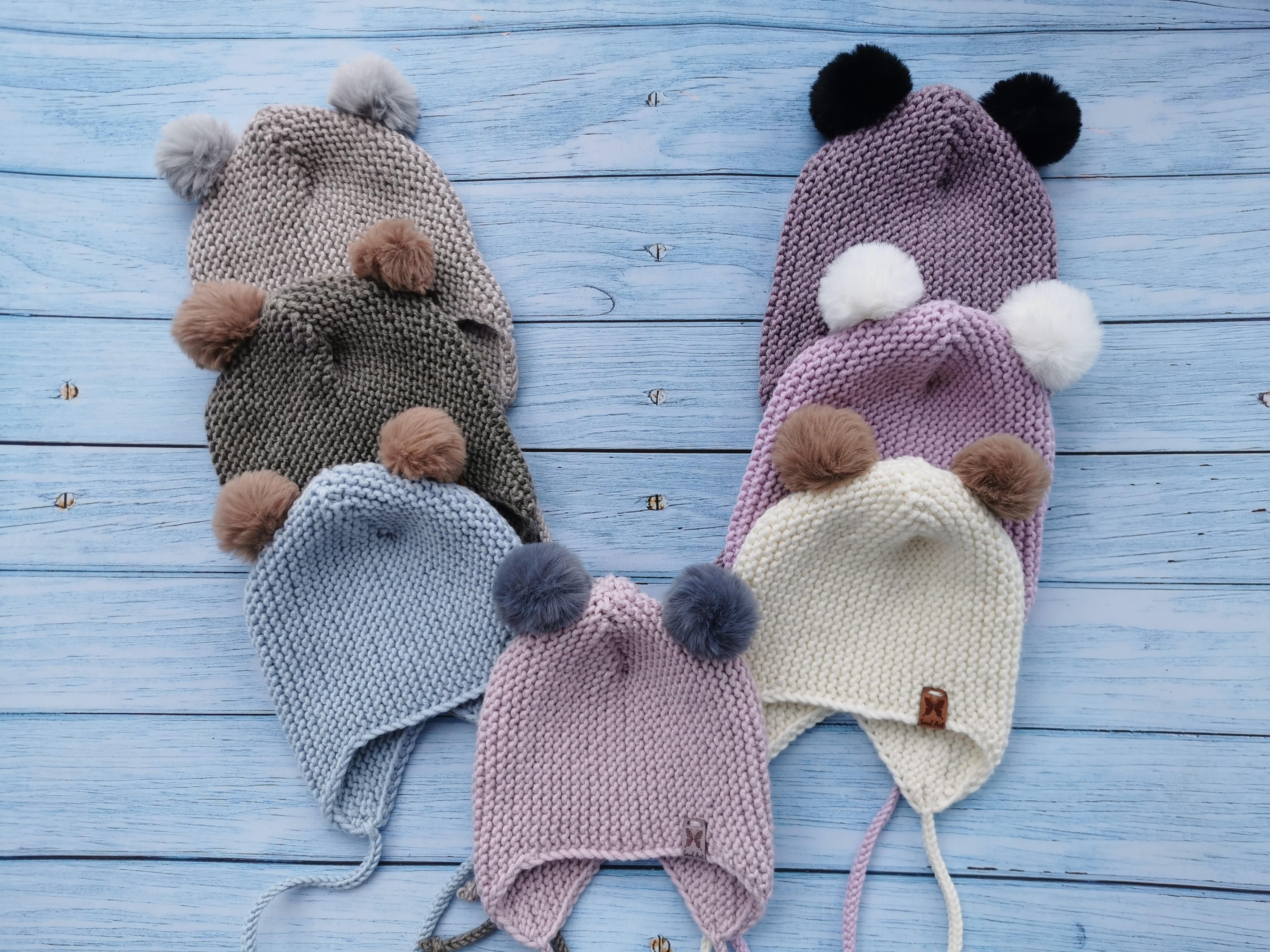 Merino vilnos kepurytė su  2 bumbuliukais