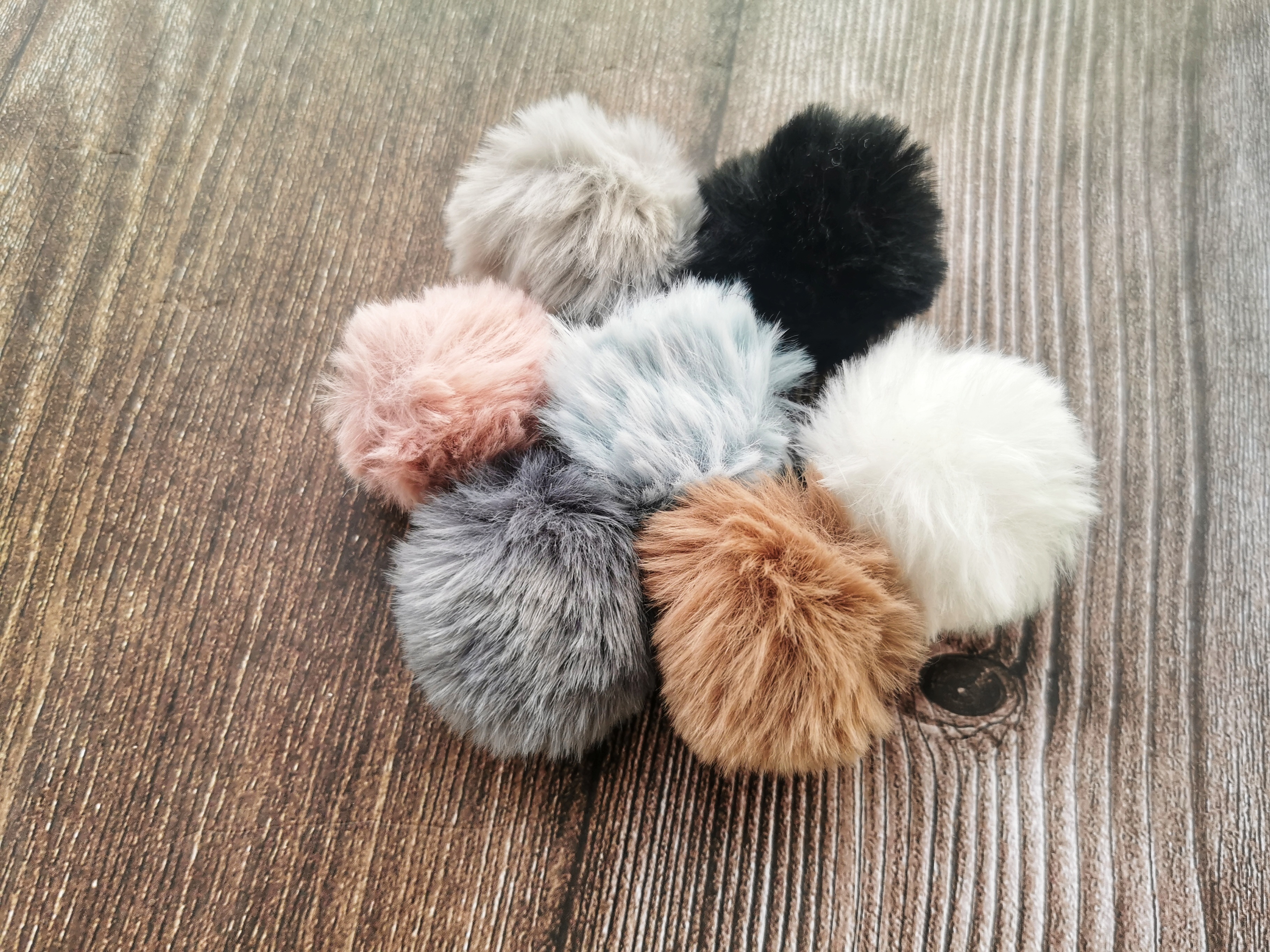 Merino vilnos kepurytė su  2 bumbuliukais