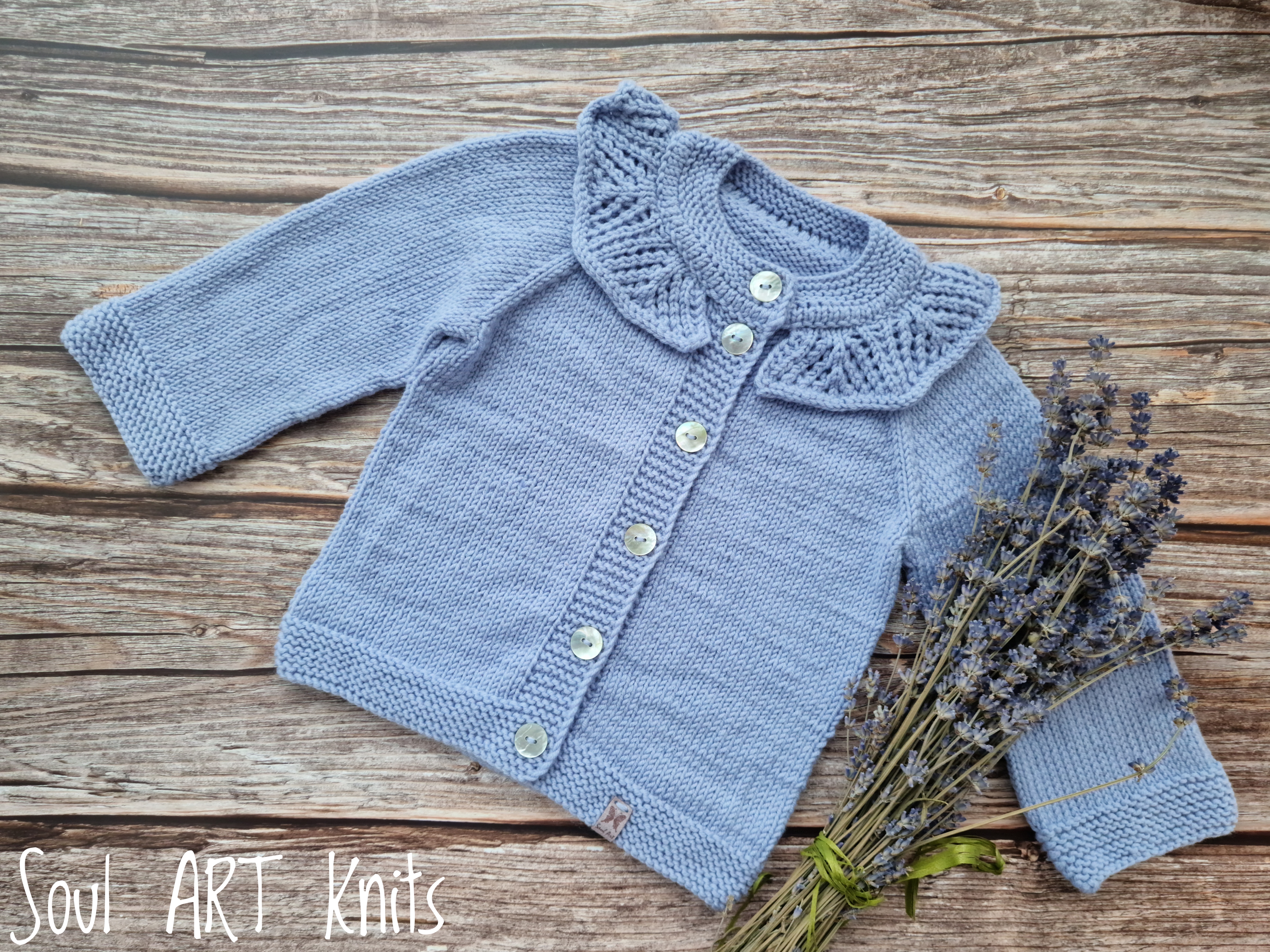 Megztukas puoštas ažūriniu raukinuku