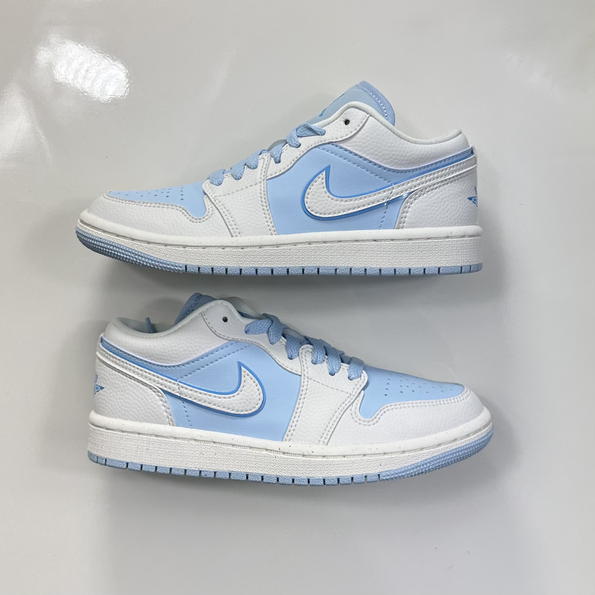 (35,5) Women’s Jordan 1 Low SE Reverse Ice Blue 2023