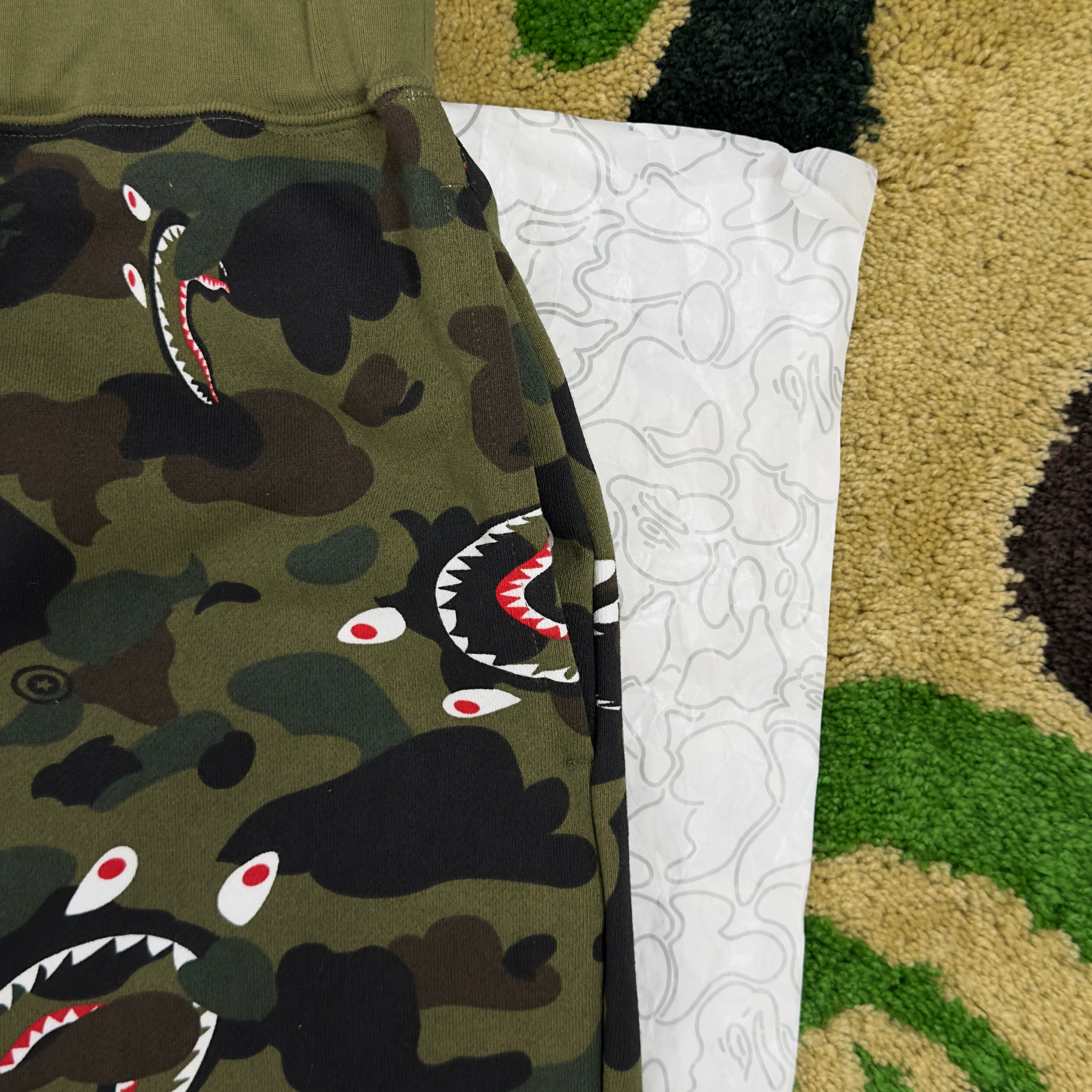 (XL)  Bape 1st Camo Relaxed Shark Shorts Green 2021