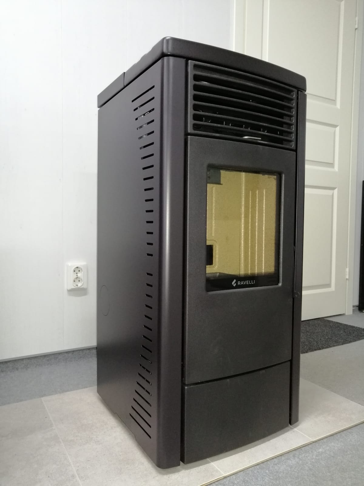 Ravelli R 70 orinė granulinė krosnelė 
