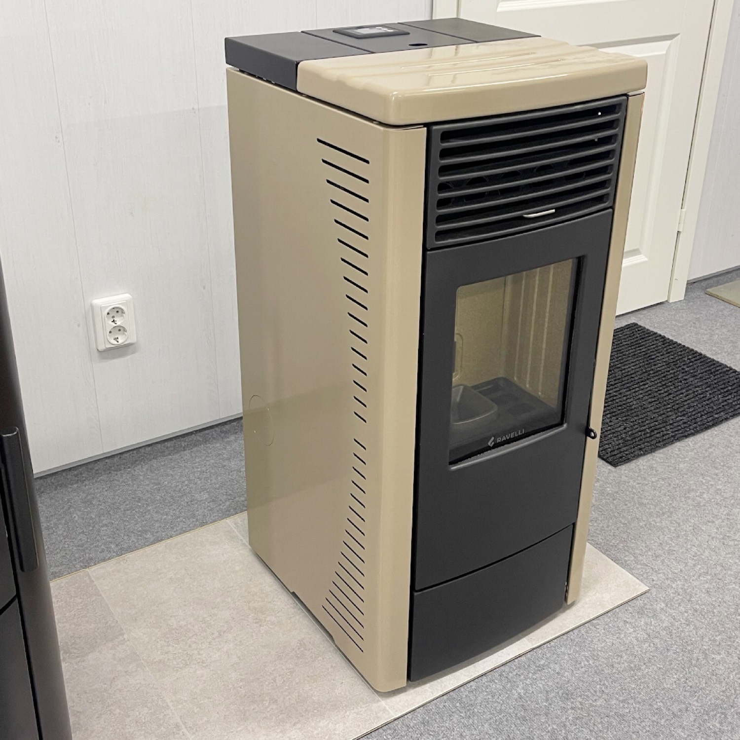 Ravelli R 70 orinė granulinė krosnelė 