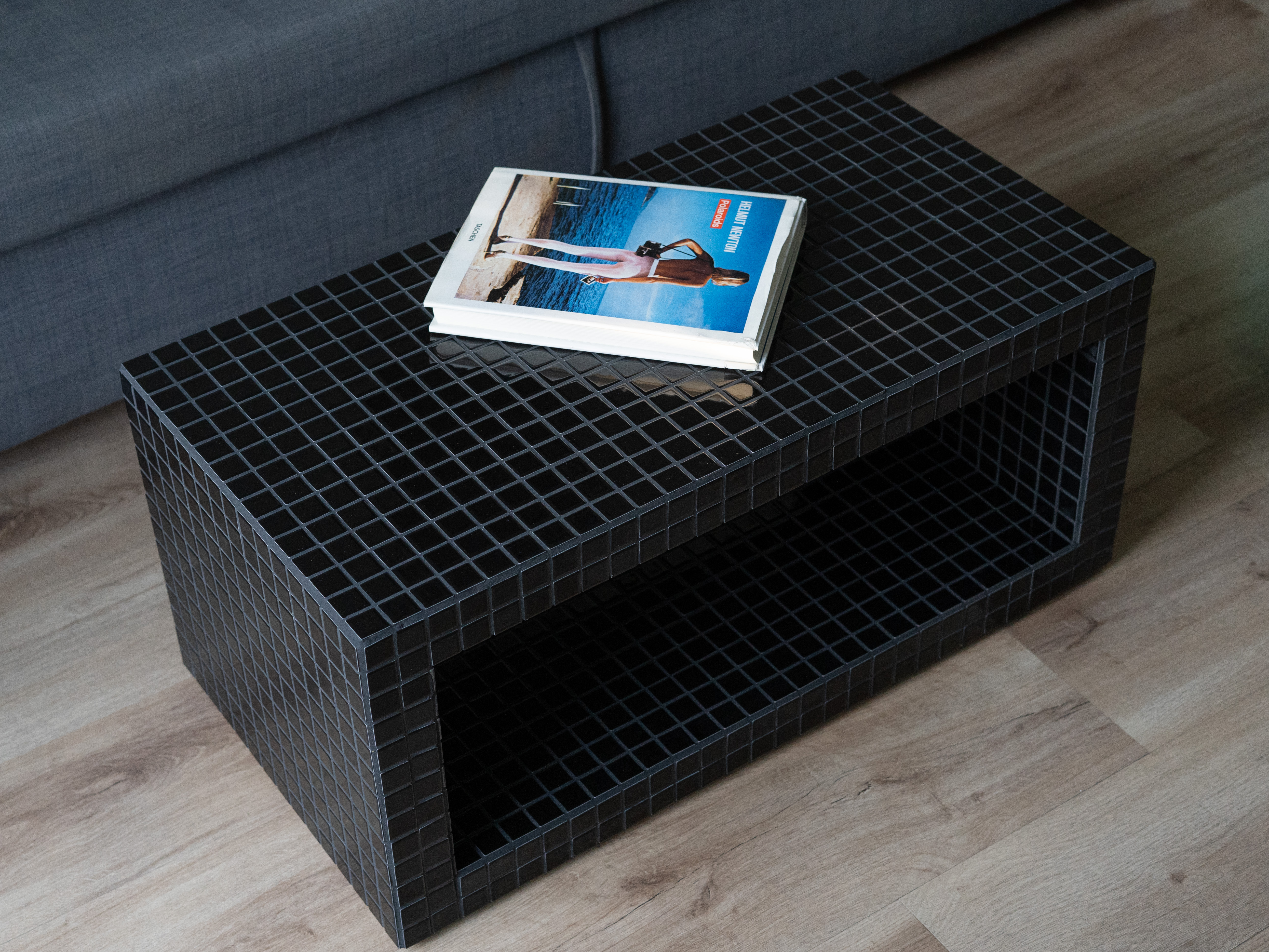 Table prête à l'emploi, environ 80 x 40 x 37 cm. Livraison la semaine prochaine.