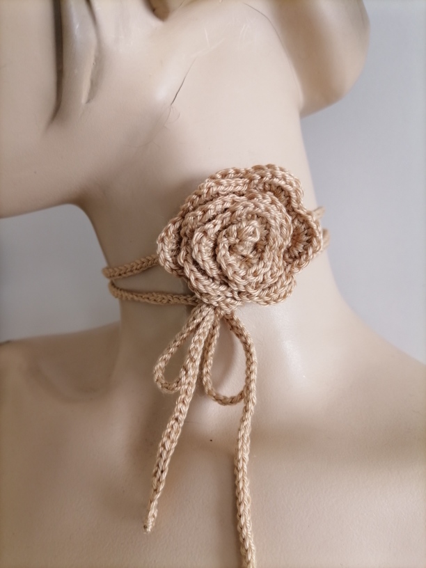 Crochet choker flower in beige