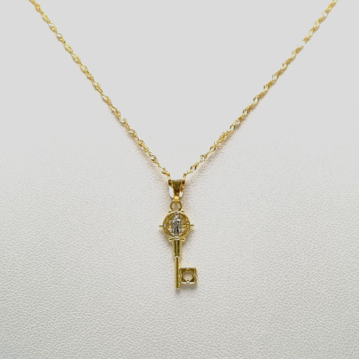 Dije Llave De San Benito Y Cadena Singapur Oro 10k 50cm