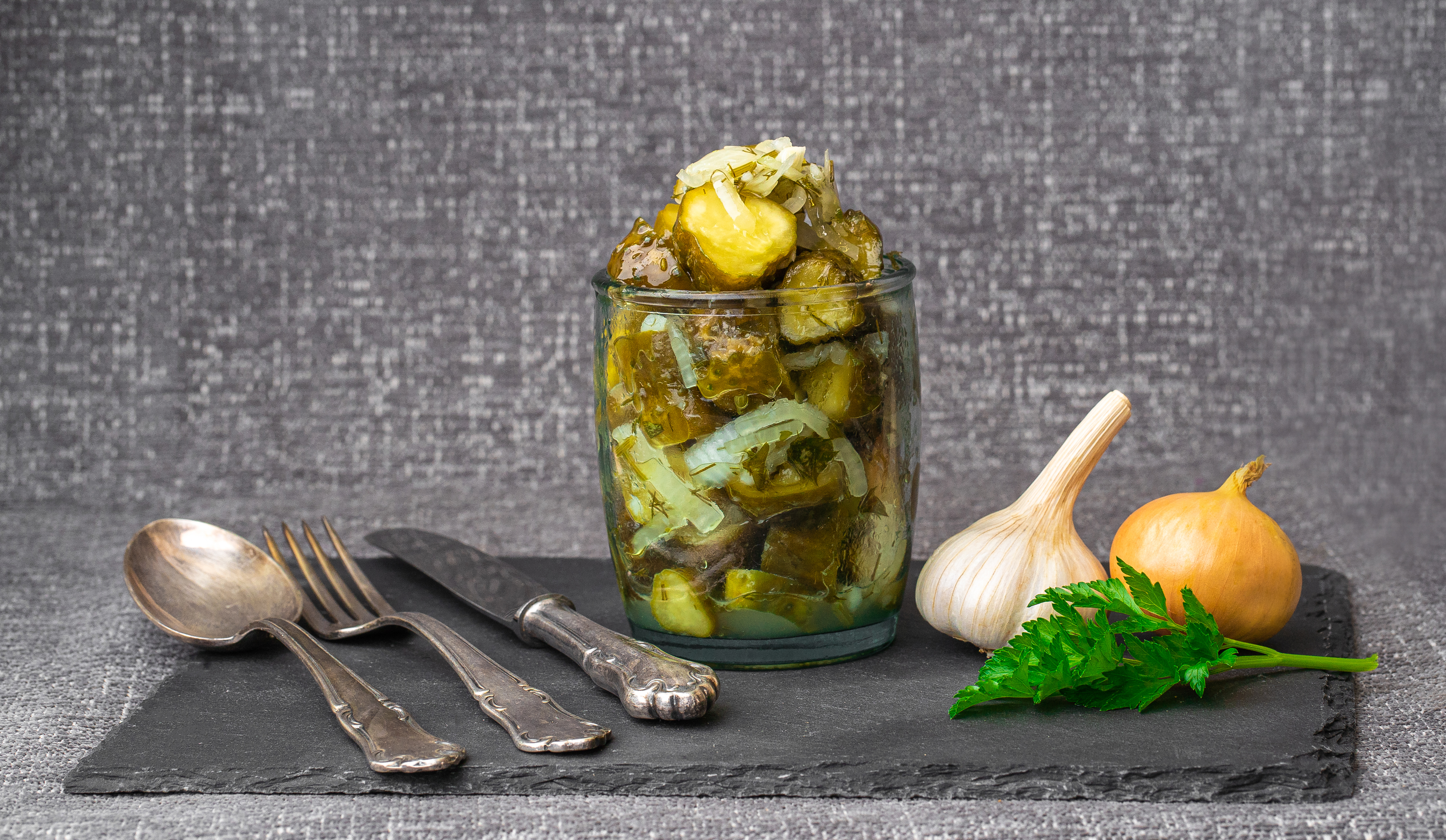 Agurkai su svogūnais