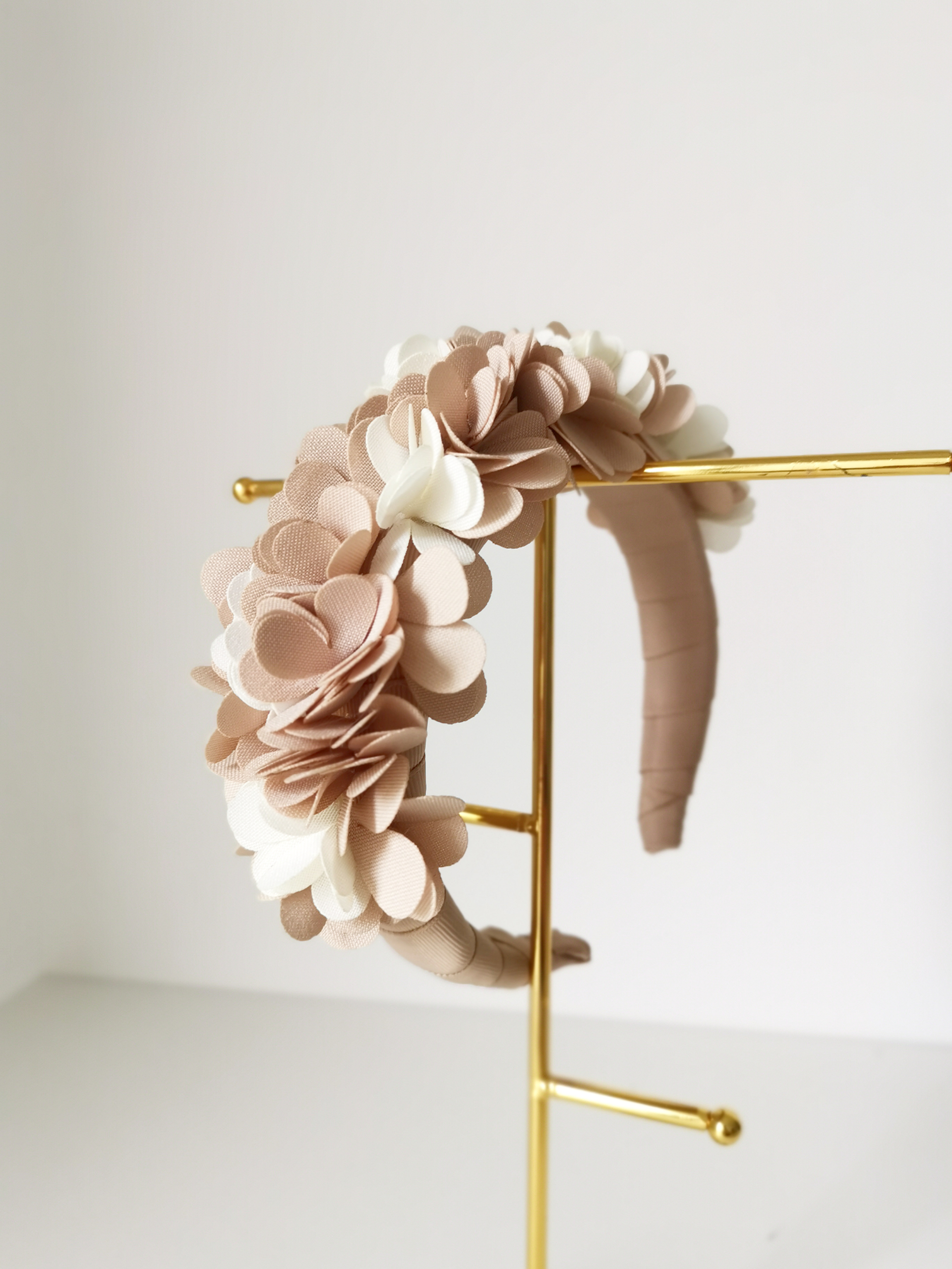 Puošnus plaukų lankelis, dekoruotas gėlytėmis