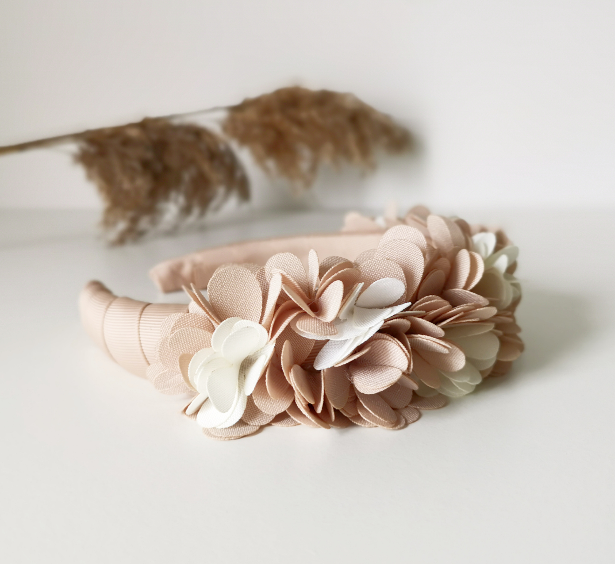 Puošnus plaukų lankelis, dekoruotas gėlytėmis