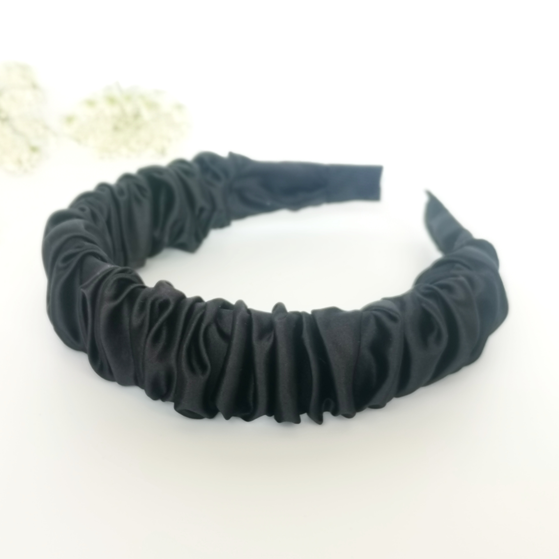 Plaukų lankelis - rauktas natūralaus šilko. JUODAS