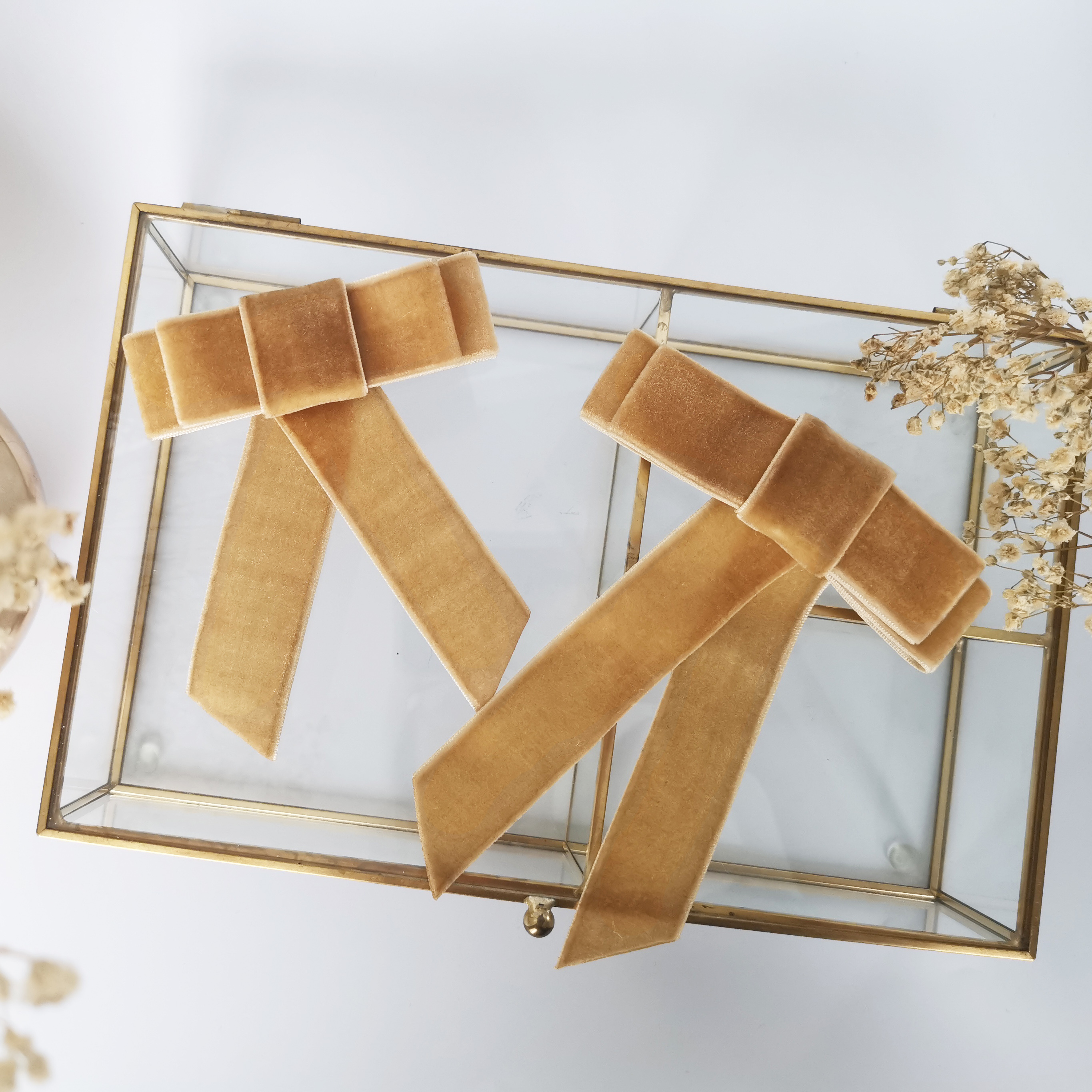 Aksominis Segtukas, KARAMELĖ