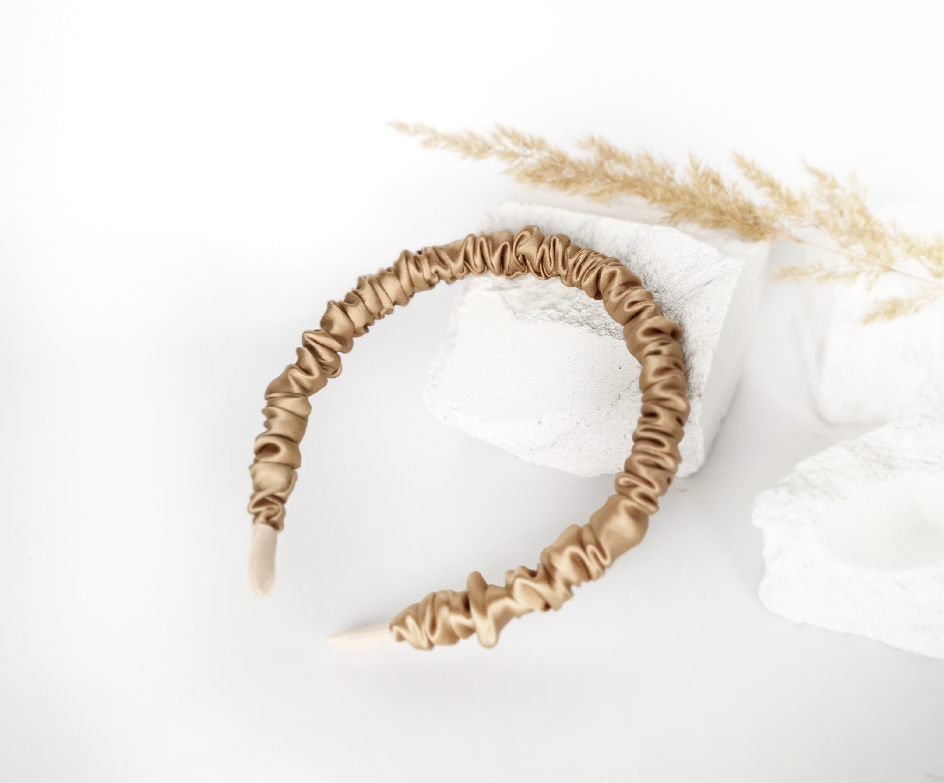 Plaukų lankelis - siauras, natūralaus šilko. AUKSINIS