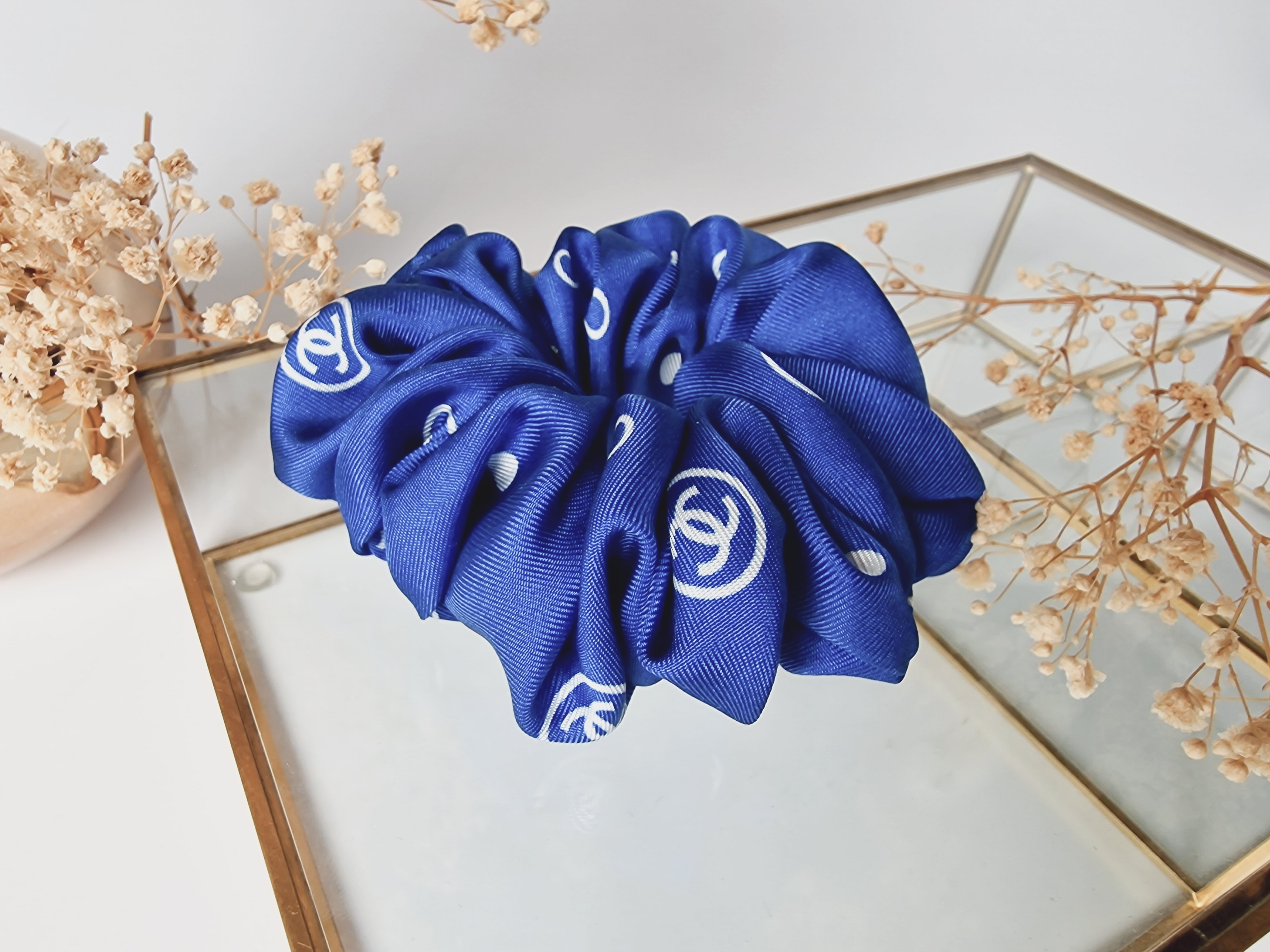 Ryškiai Mėlyna Šilkinė Gumytė