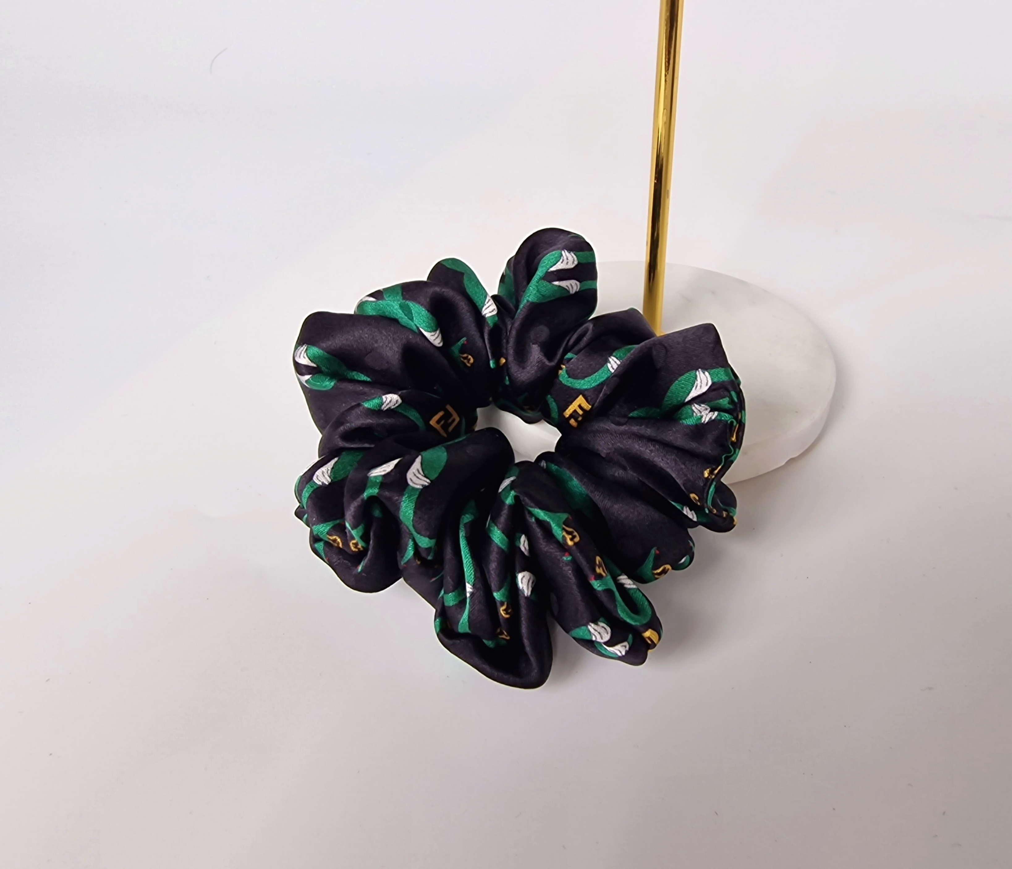 Juodai Žalia Šilkinė Gumytė