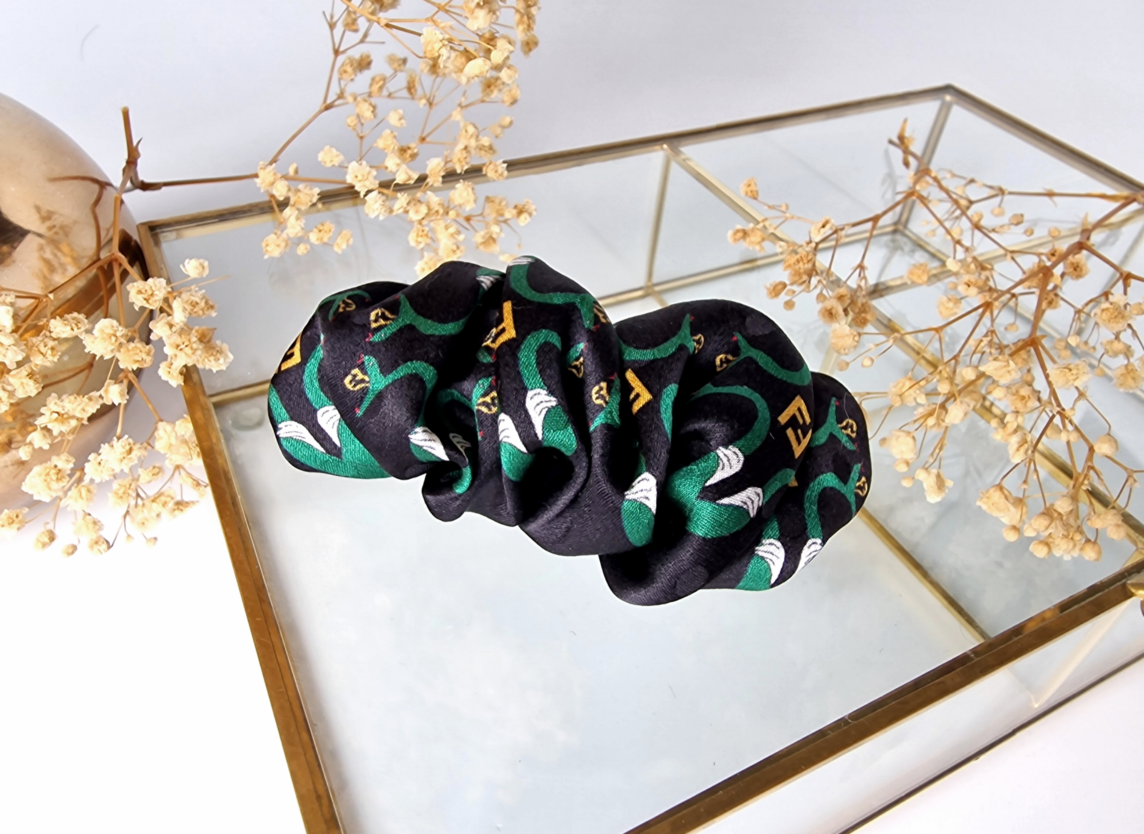 Juodai Žalias Šilkinis Segtukas