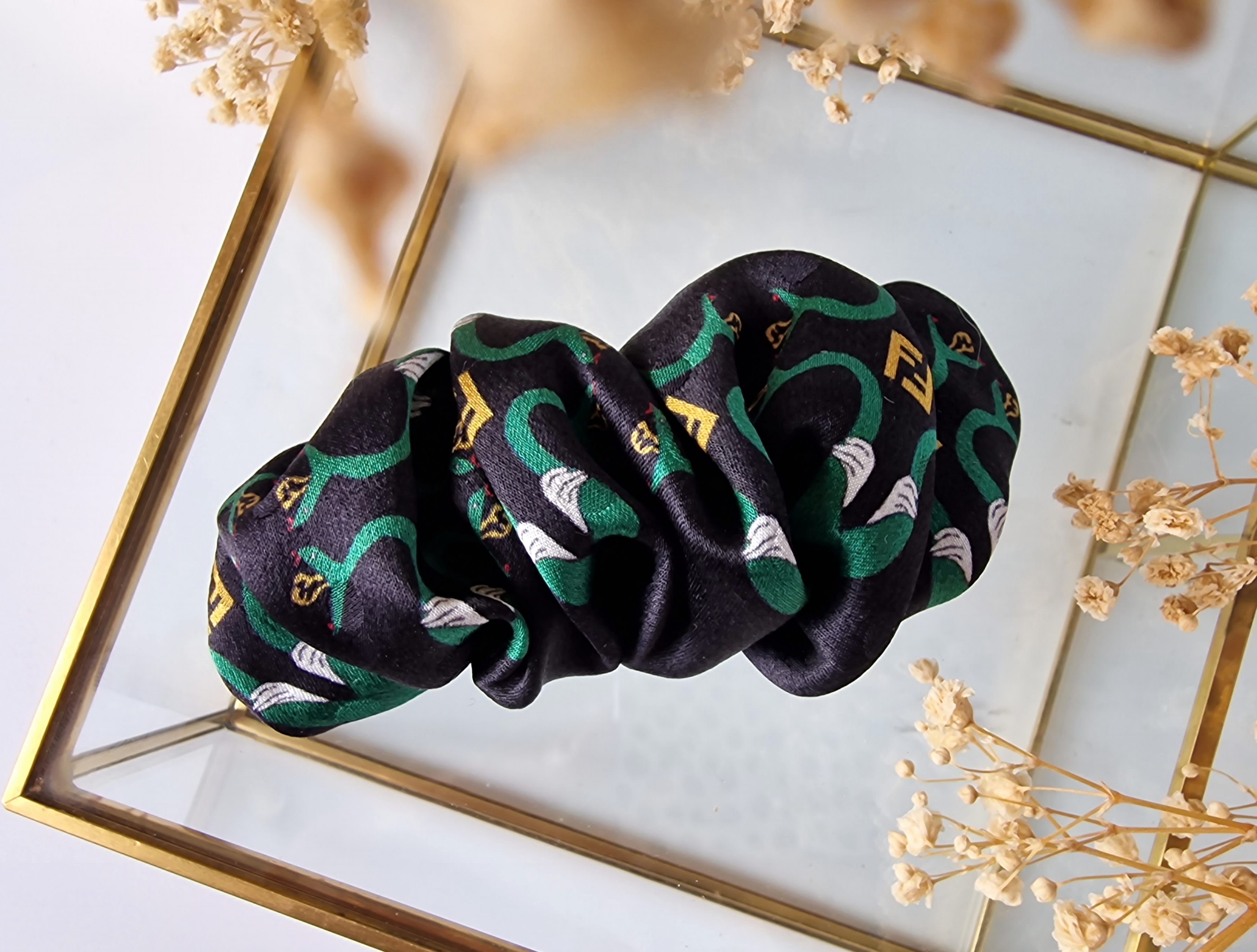 Juodai Žalias Šilkinis Segtukas