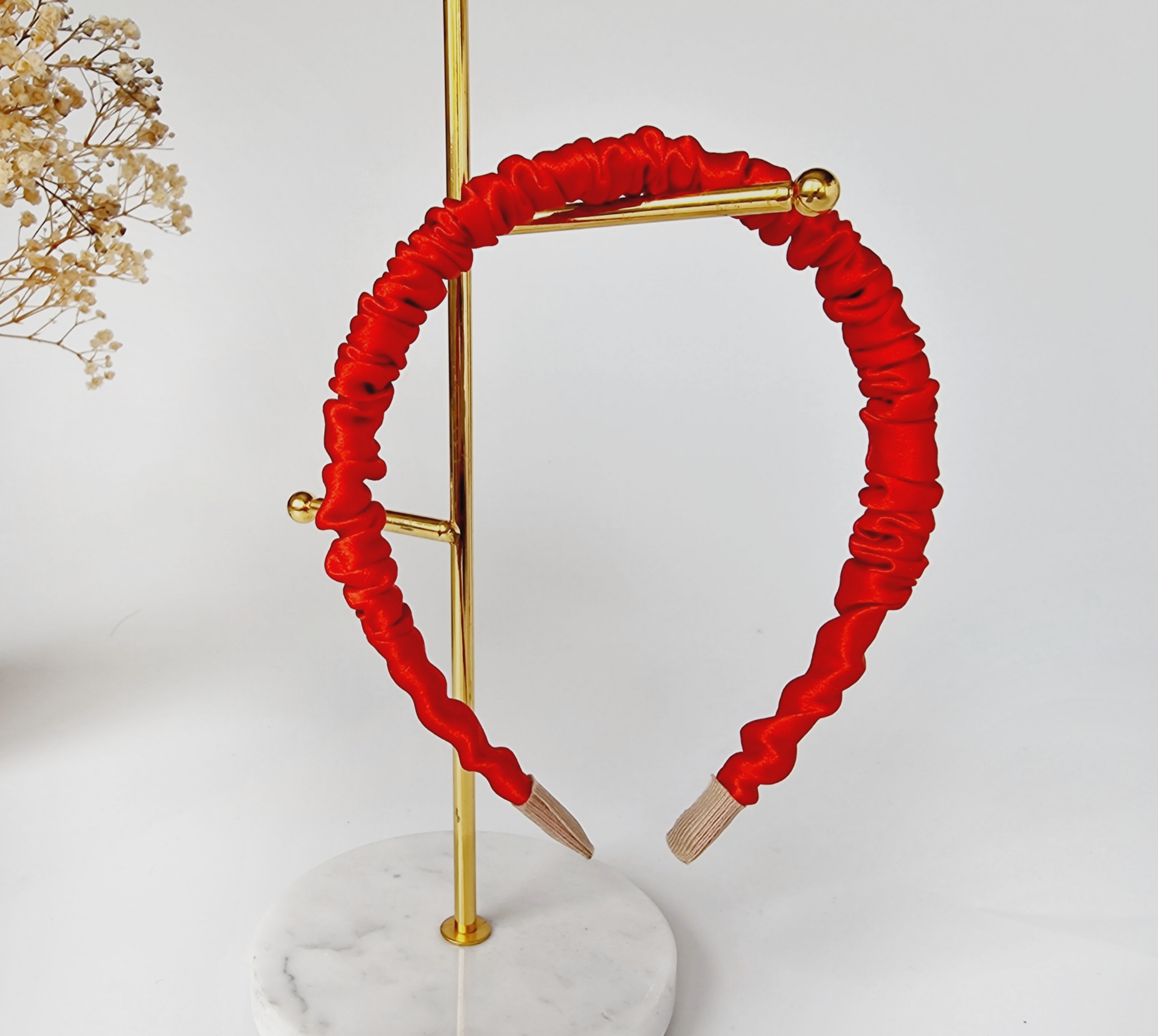 Plaukų lankelis - siauras, natūralaus šilko. Ryškiai Raudona