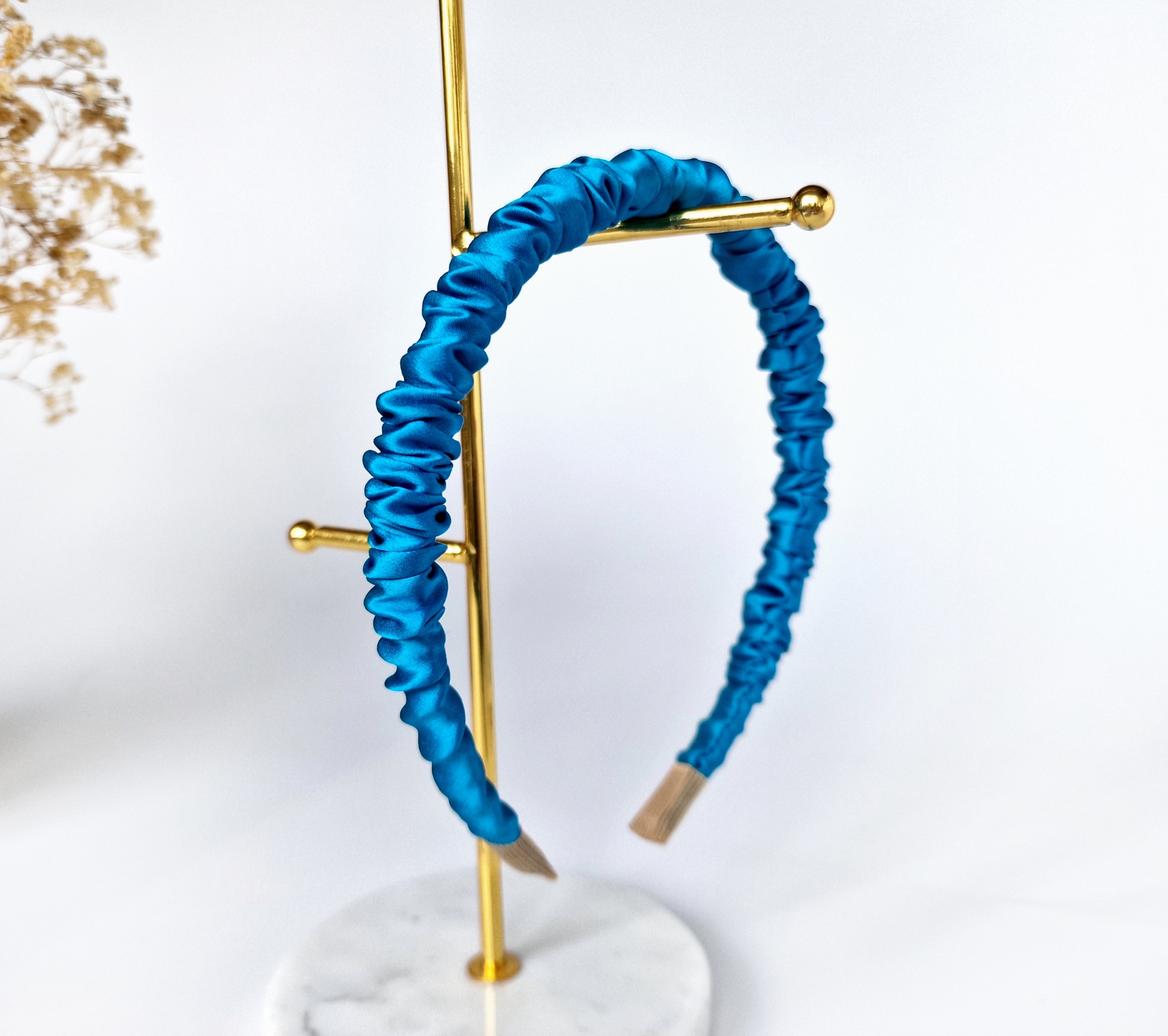 Plaukų lankelis - siauras, natūralaus šilko. Ryškus mėlynas