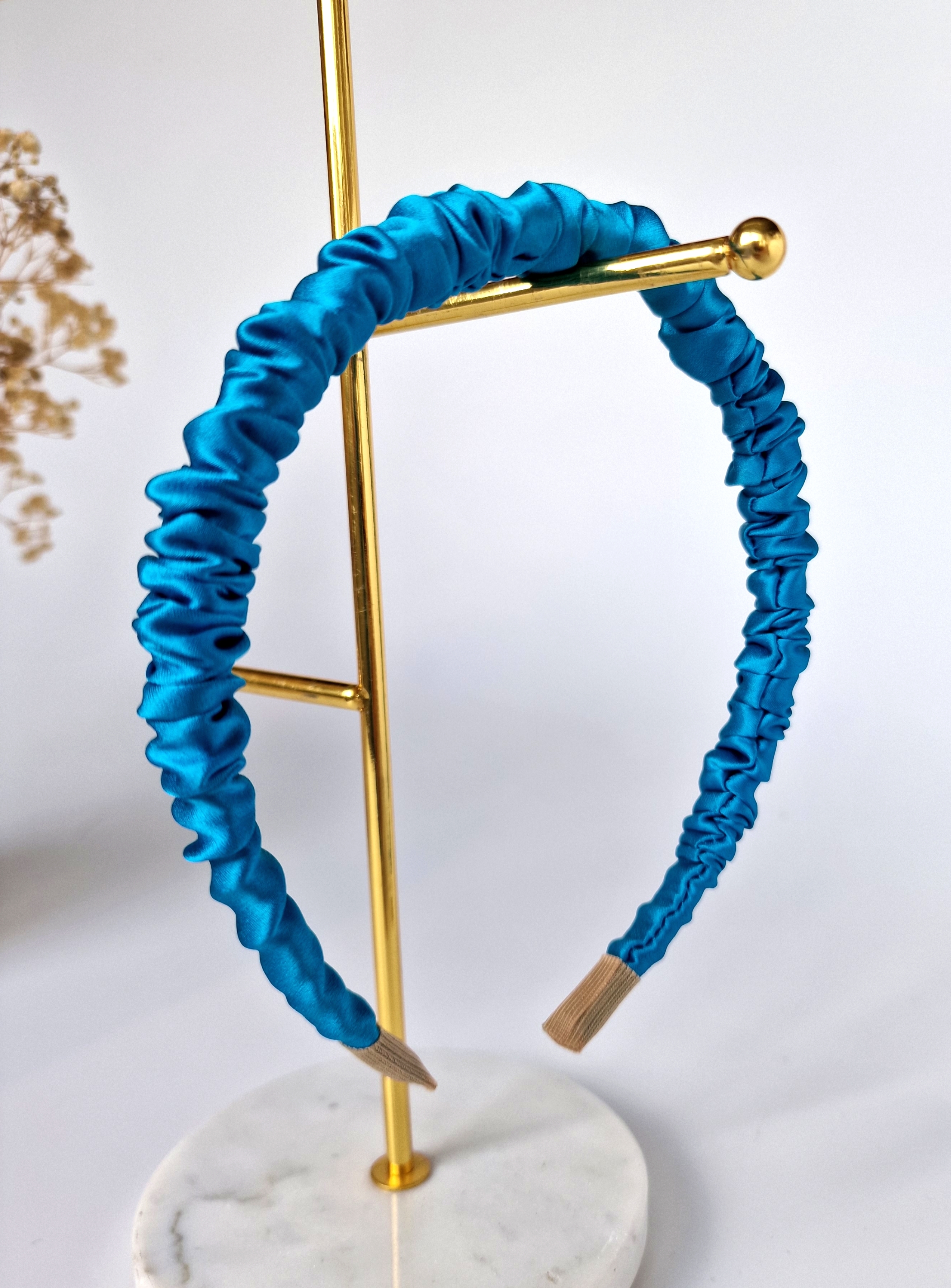 Plaukų lankelis - siauras, natūralaus šilko. Ryškus mėlynas