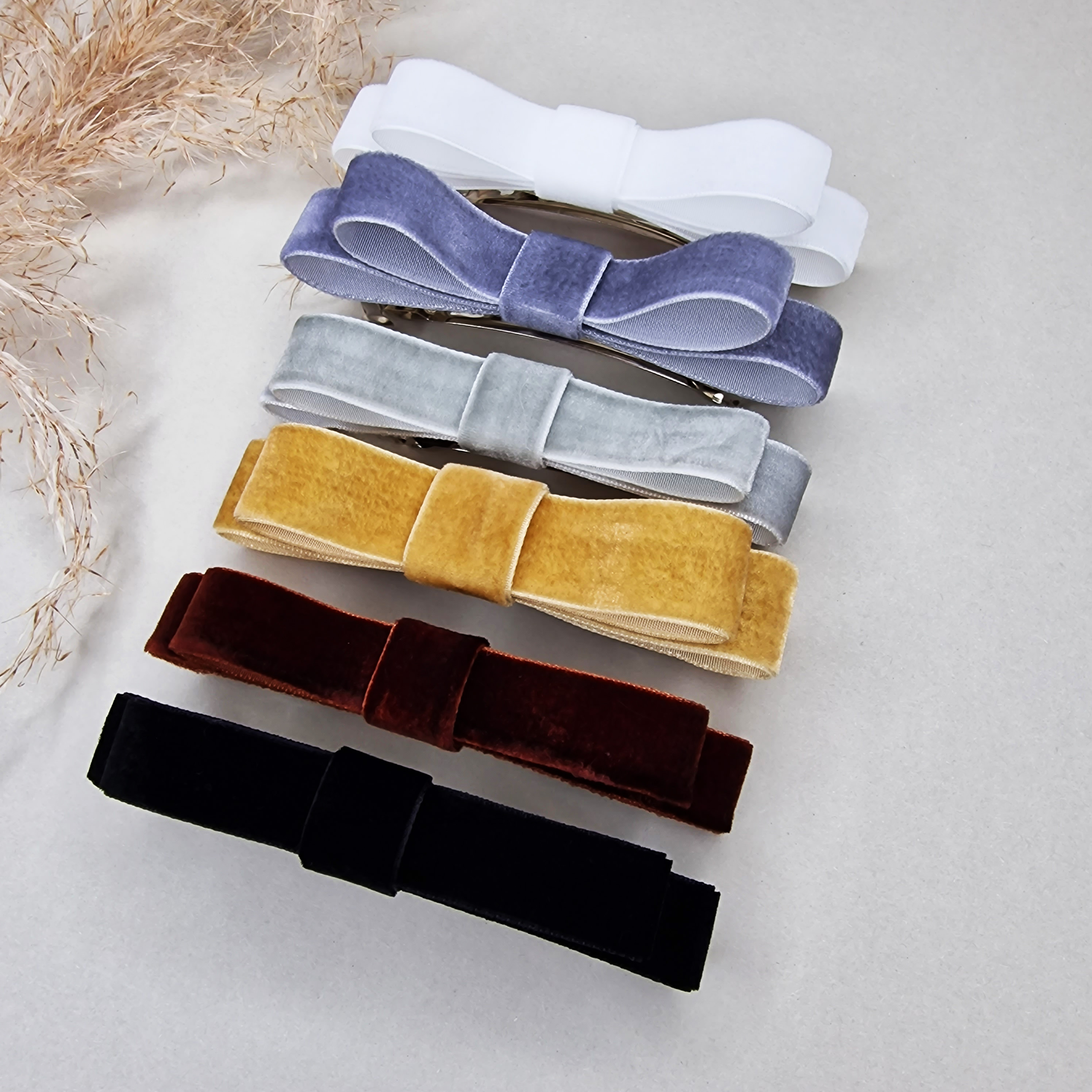 Siauras Aksominis Segtukas, BALTAS