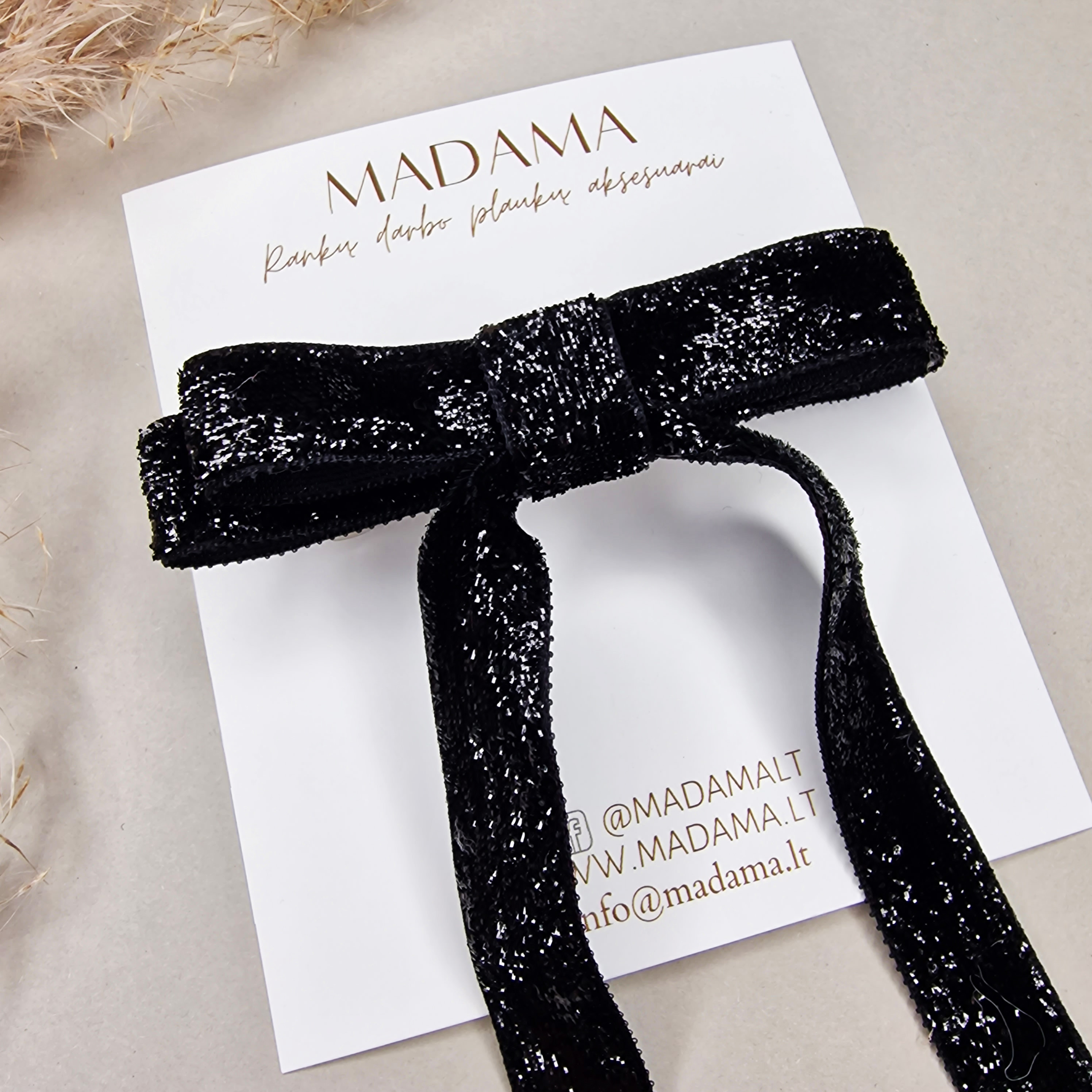 Siauras Aksominis Segtukas, BLIZGUS JUODAS