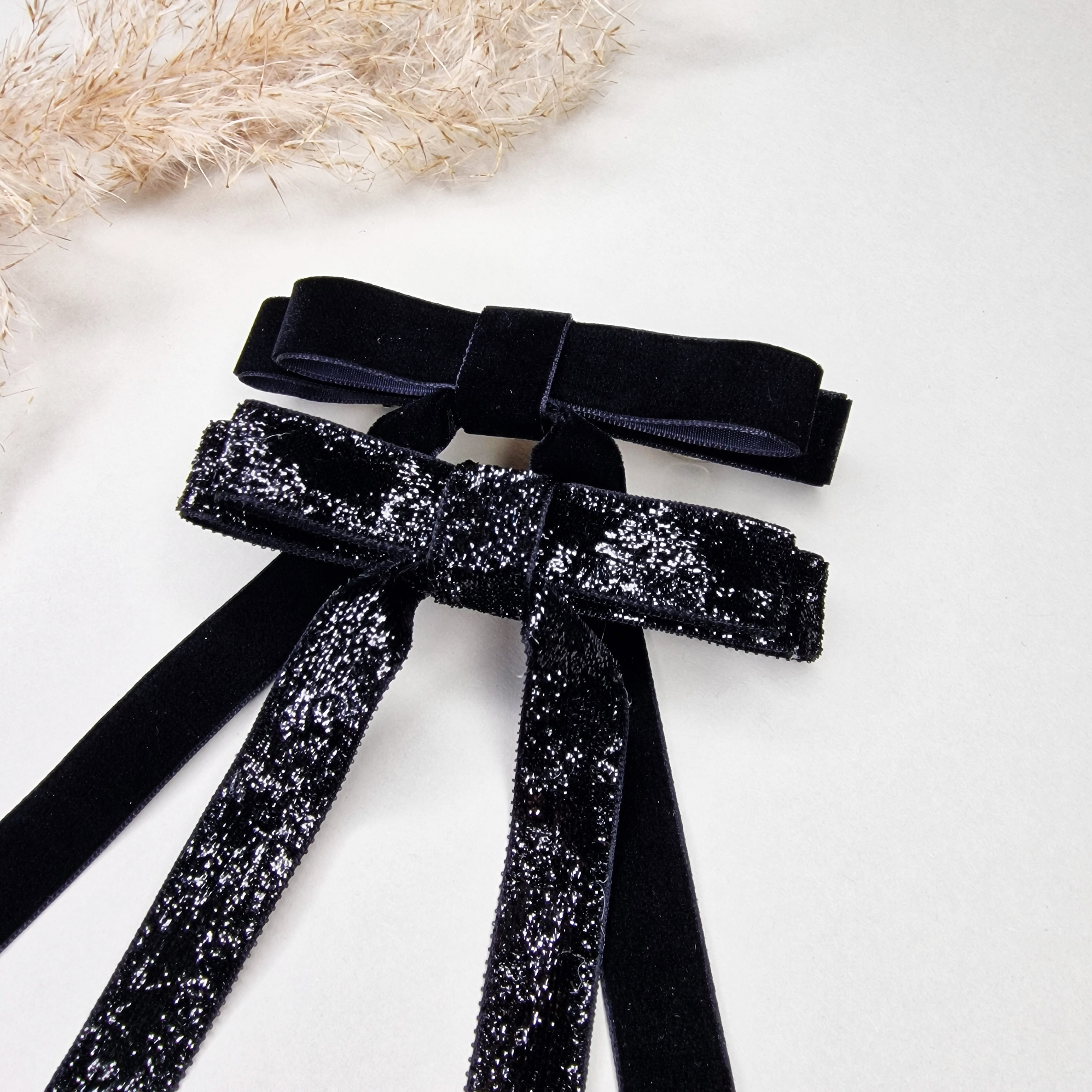 Siauras Aksominis Segtukas, BLIZGUS JUODAS