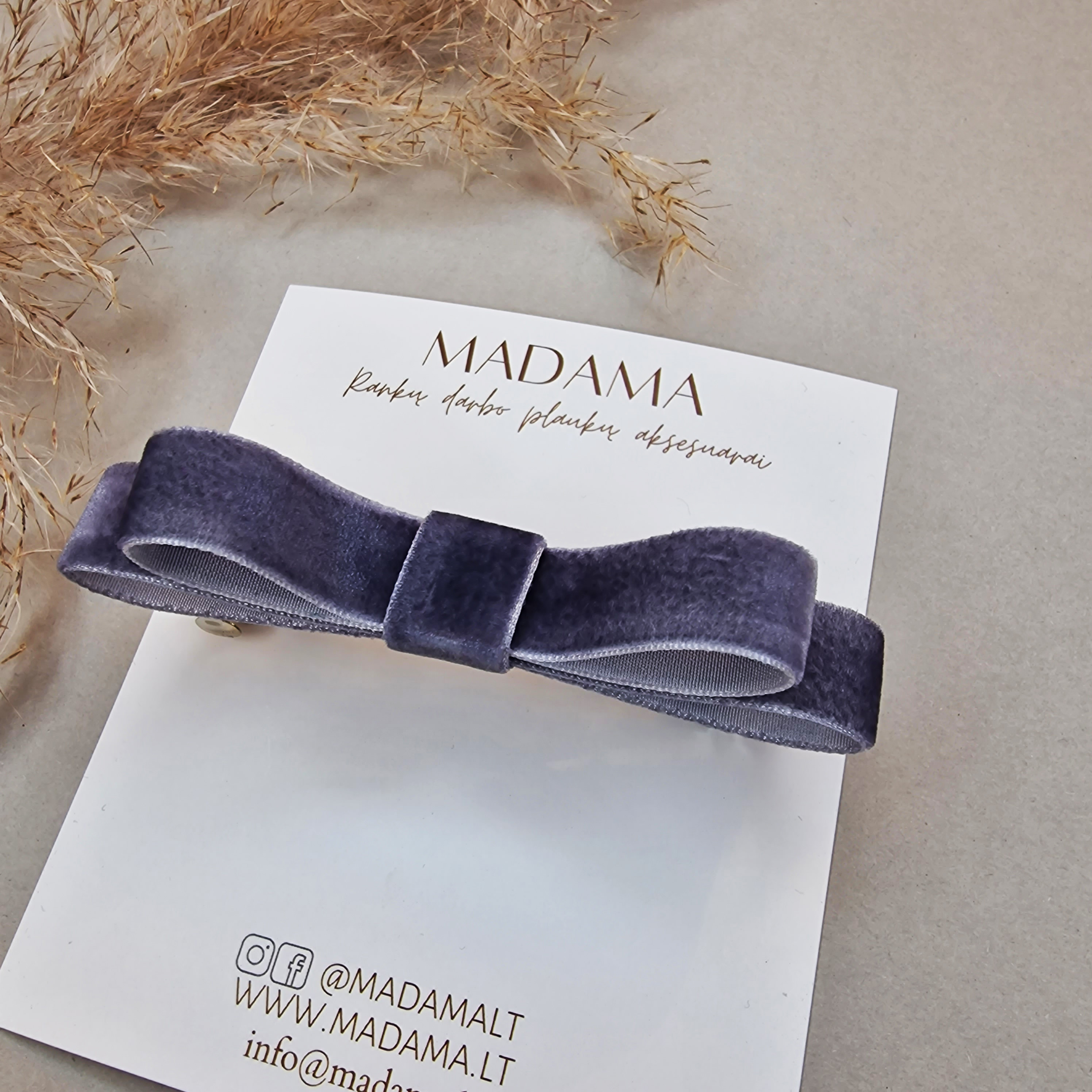 Siauras Aksominis Segtukas, TAMSIAI PILKAS