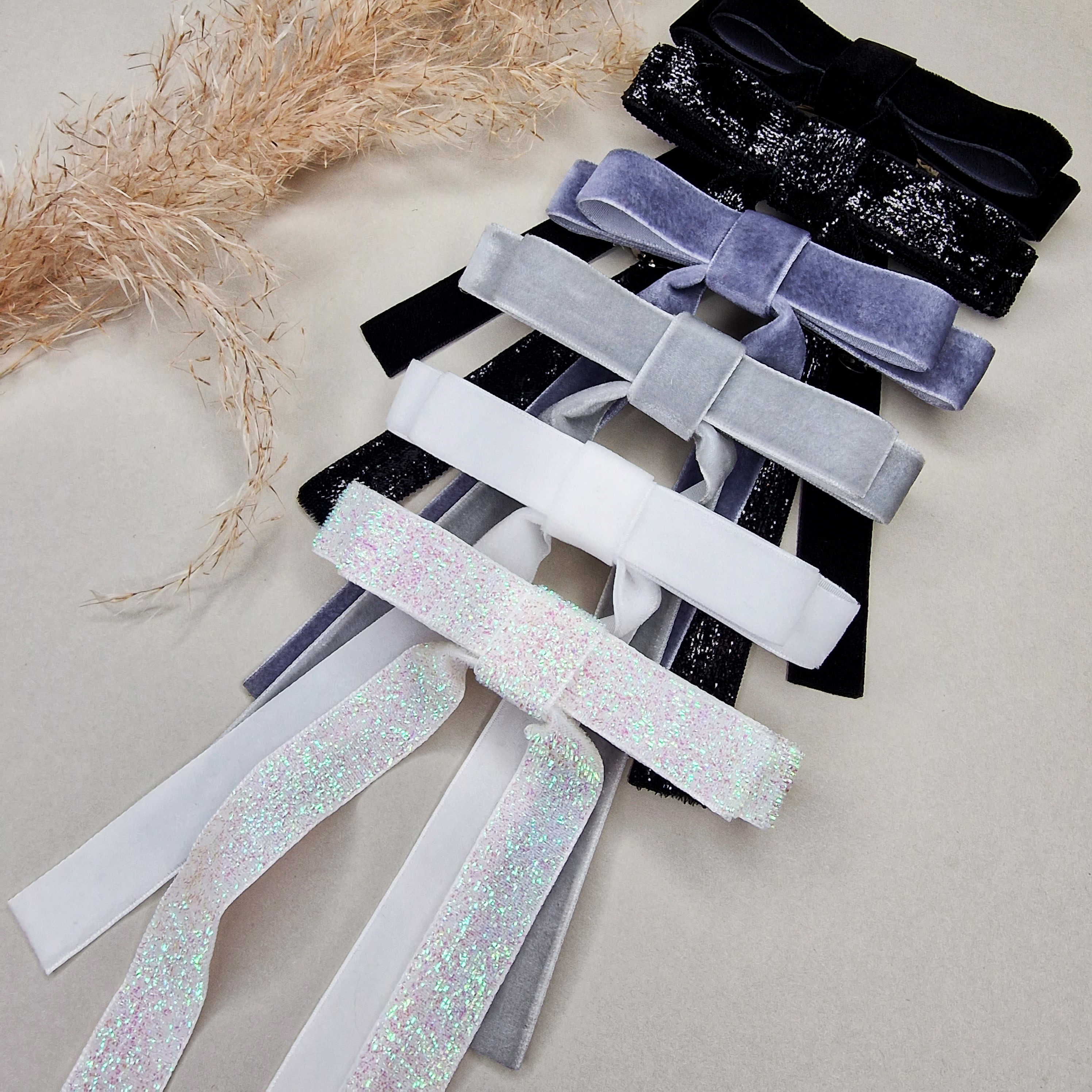 Siauras Aksominis Segtukas, TAMSIAI PILKAS