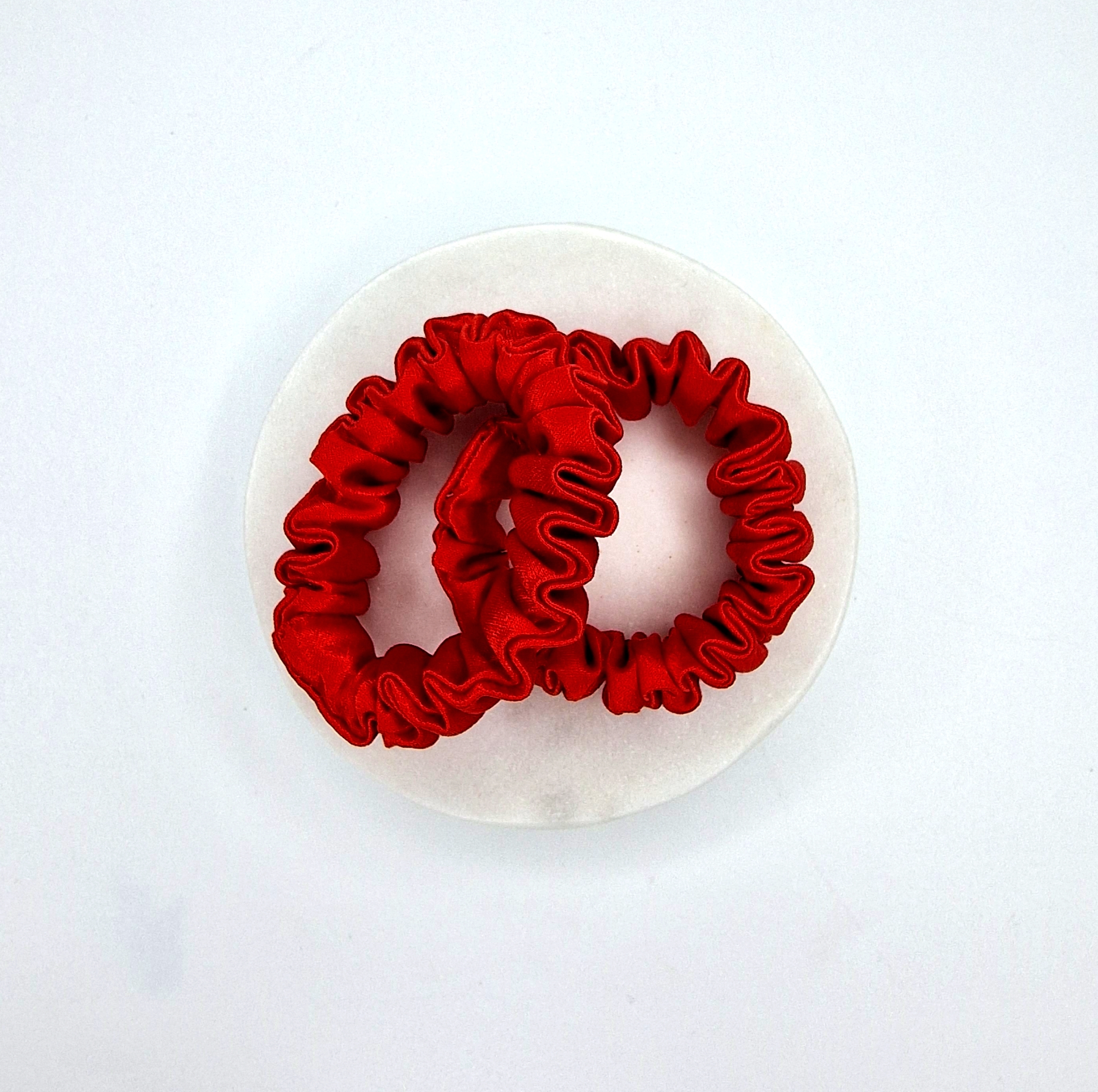 Ryški raudona Šilkinė Gumytė