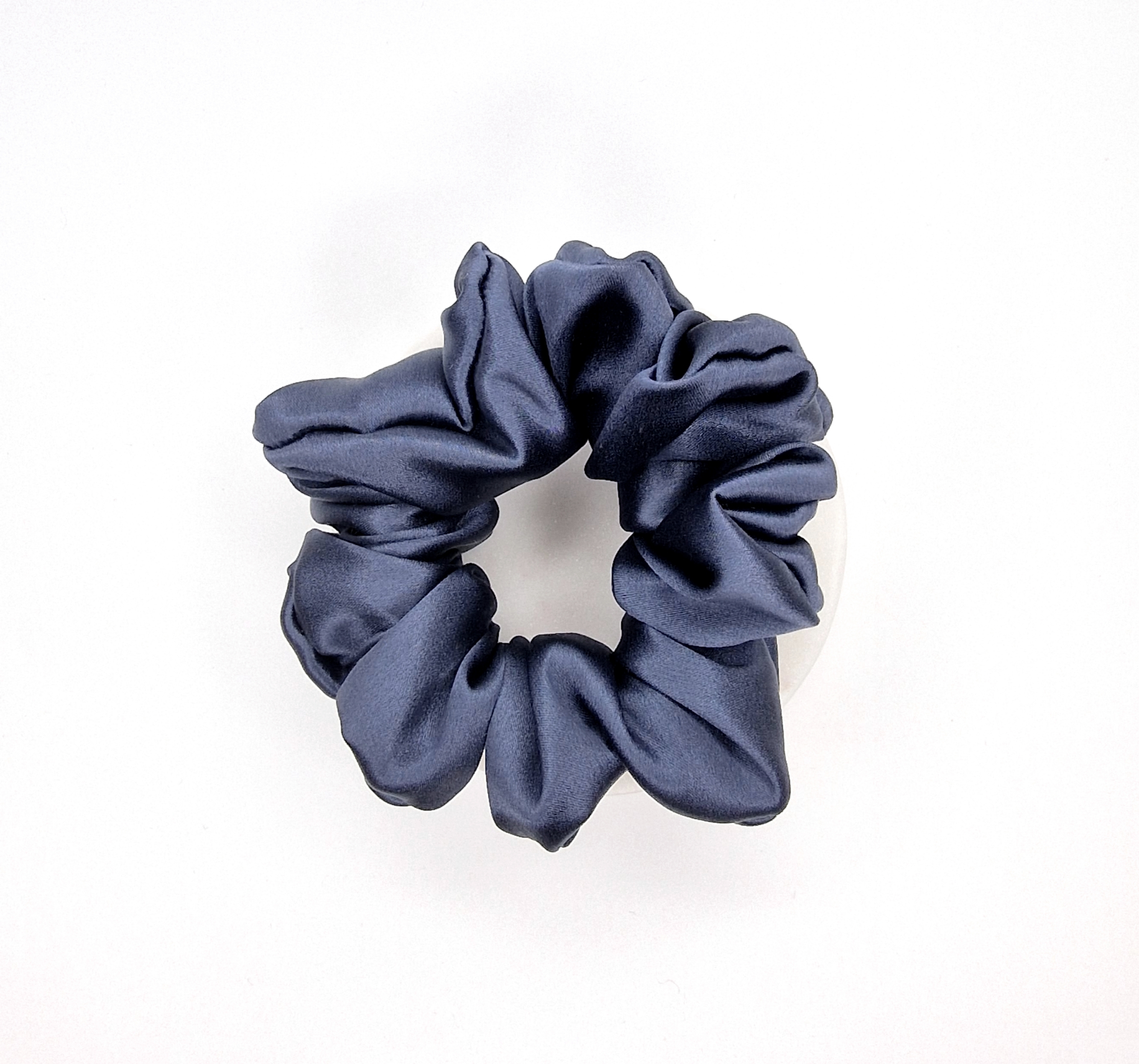 Tamsi Pelenų Mėlyna Šilkinė Gumytė