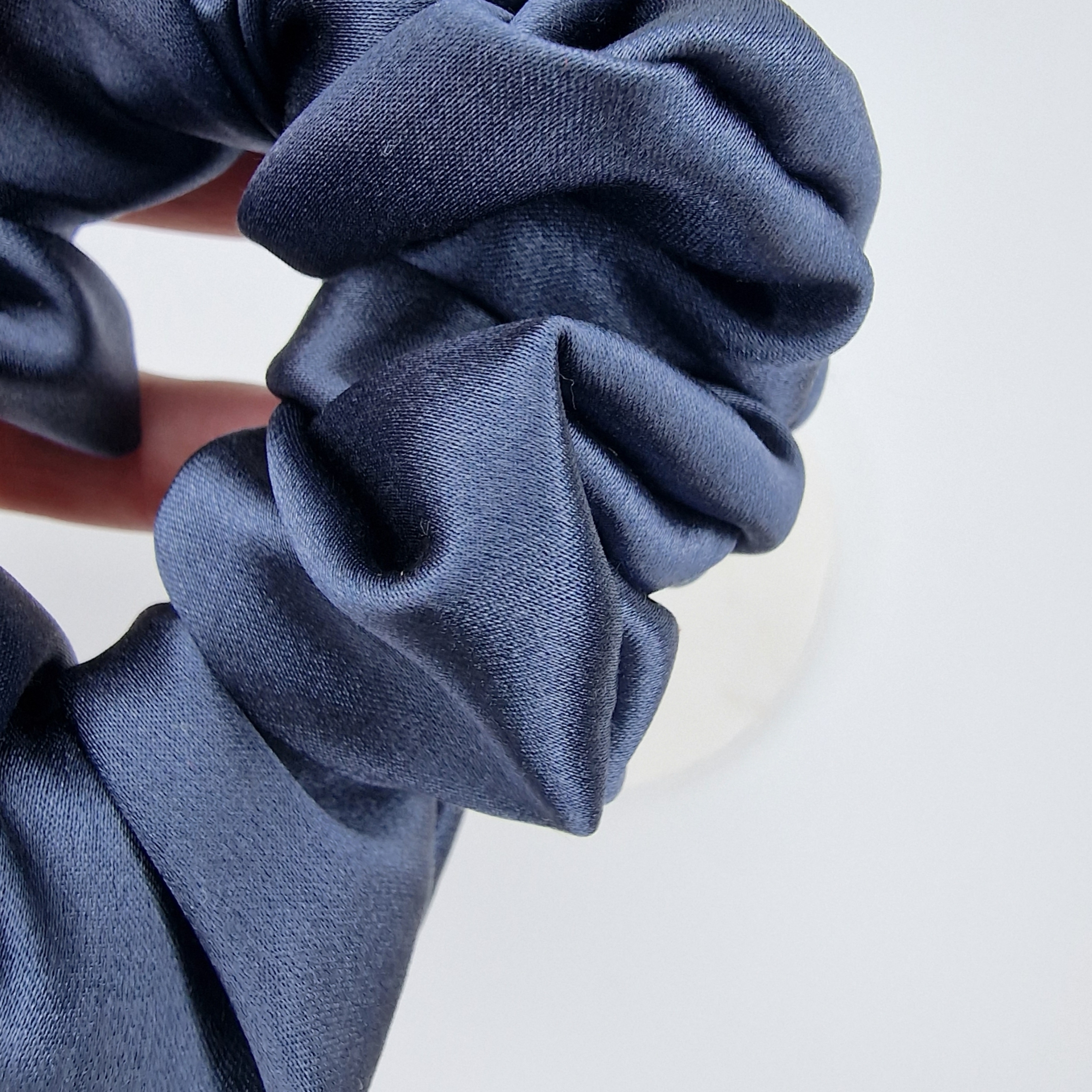 Tamsi Pelenų Mėlyna Šilkinė Gumytė