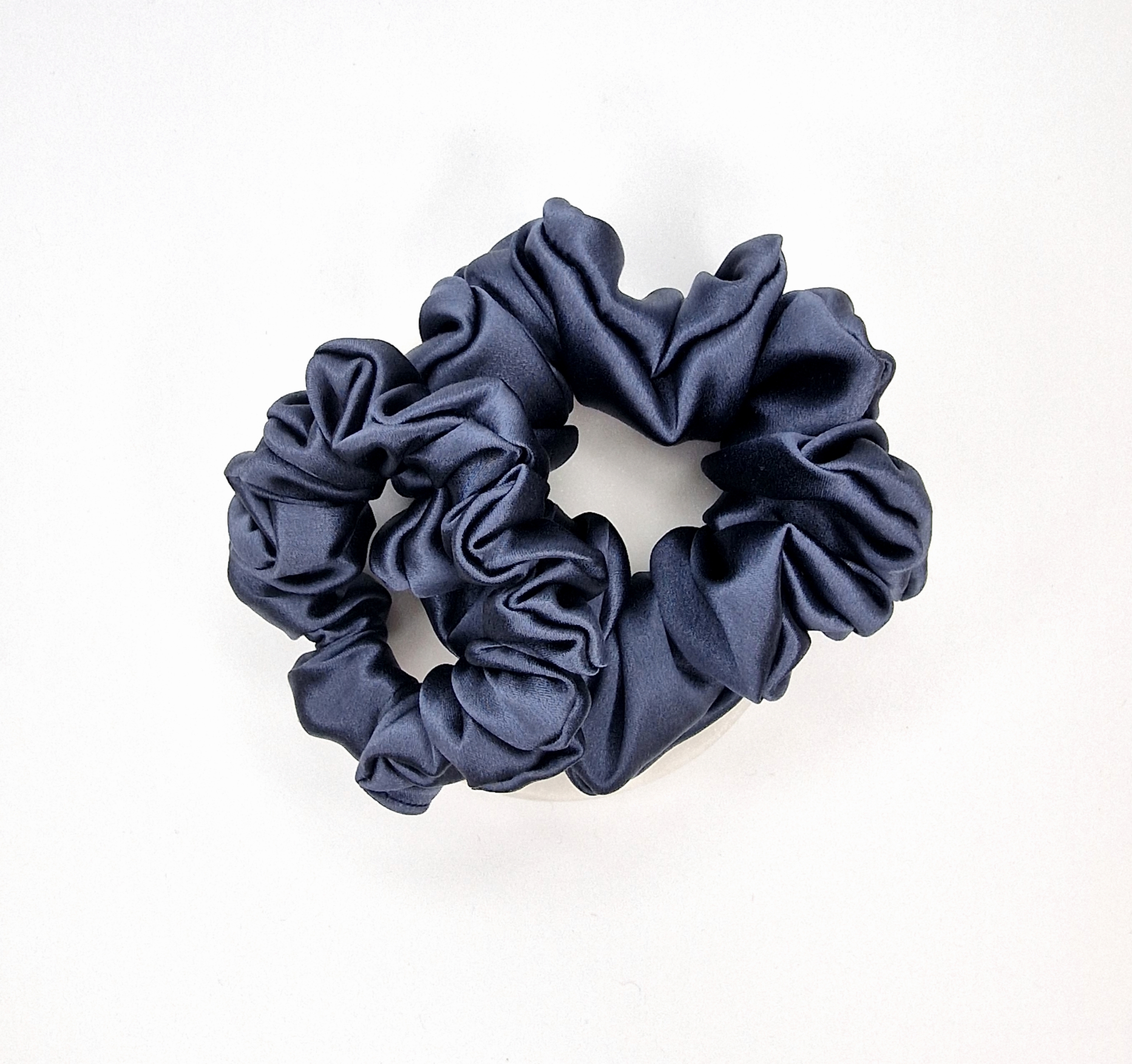 Tamsi Pelenų Mėlyna Šilkinė Gumytė