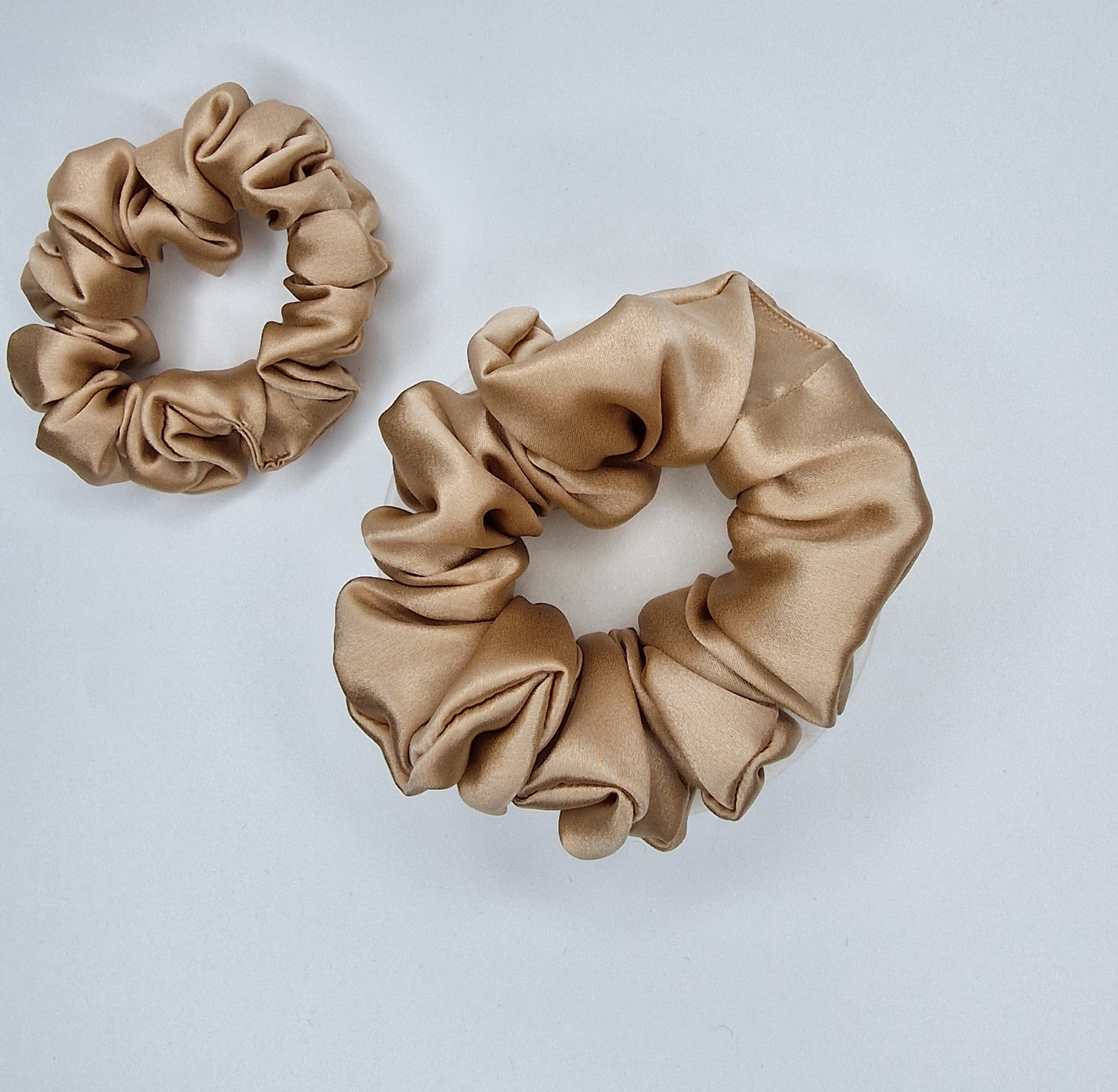 Šviesiai Auksinė Šilkinė Gumytė