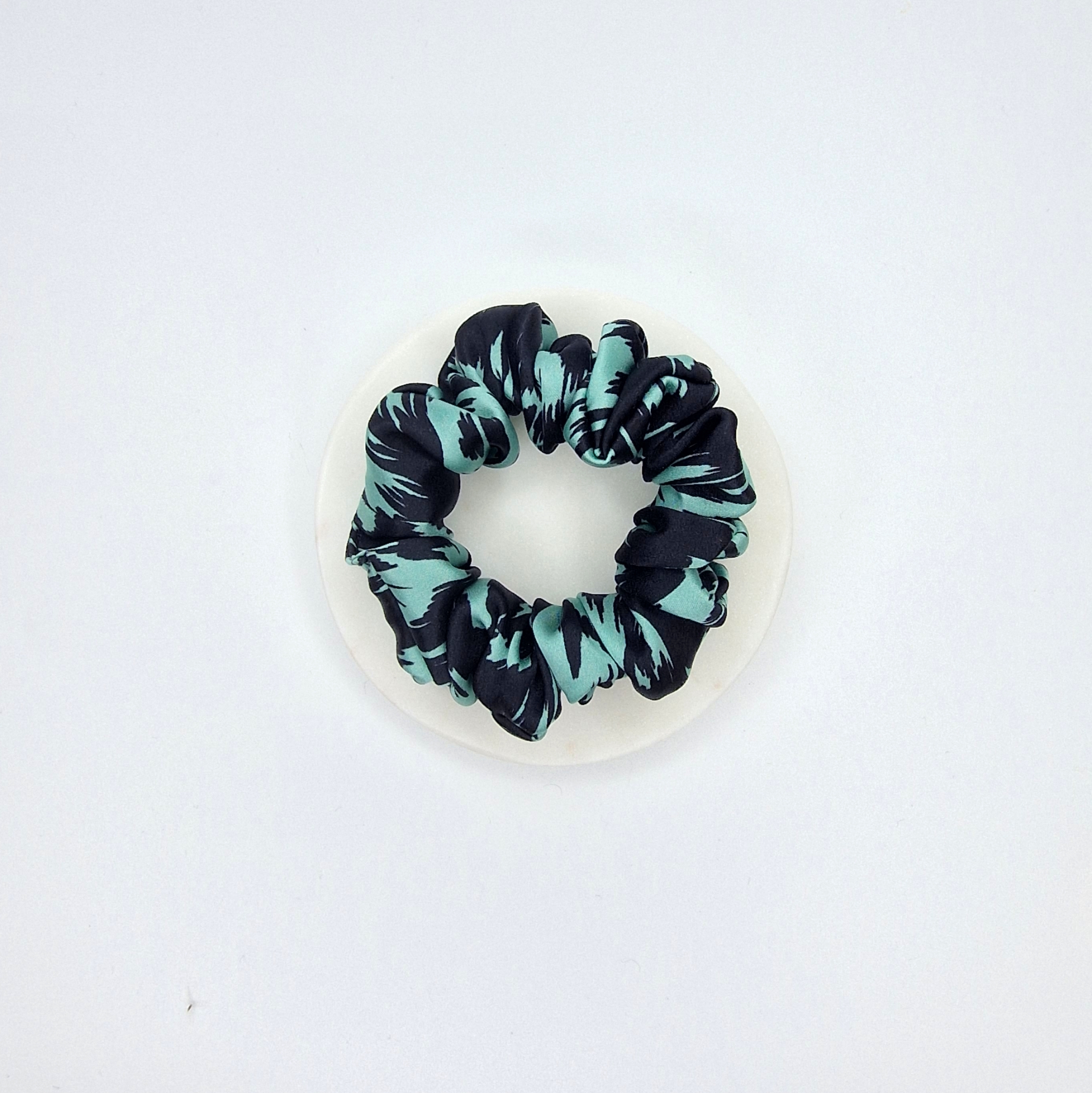 Juodai Žalia Šilkinė Gumytė