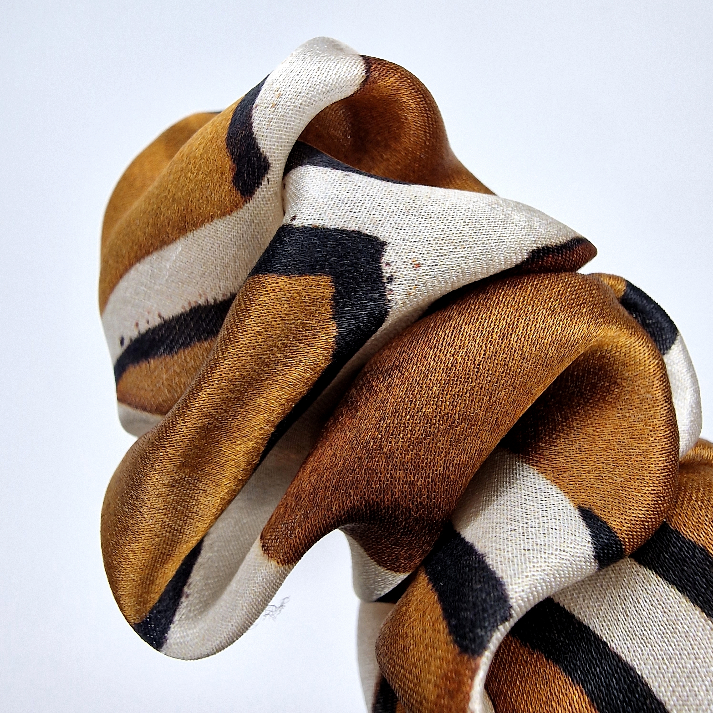 Rudai Margas Šilkinis Segtukas