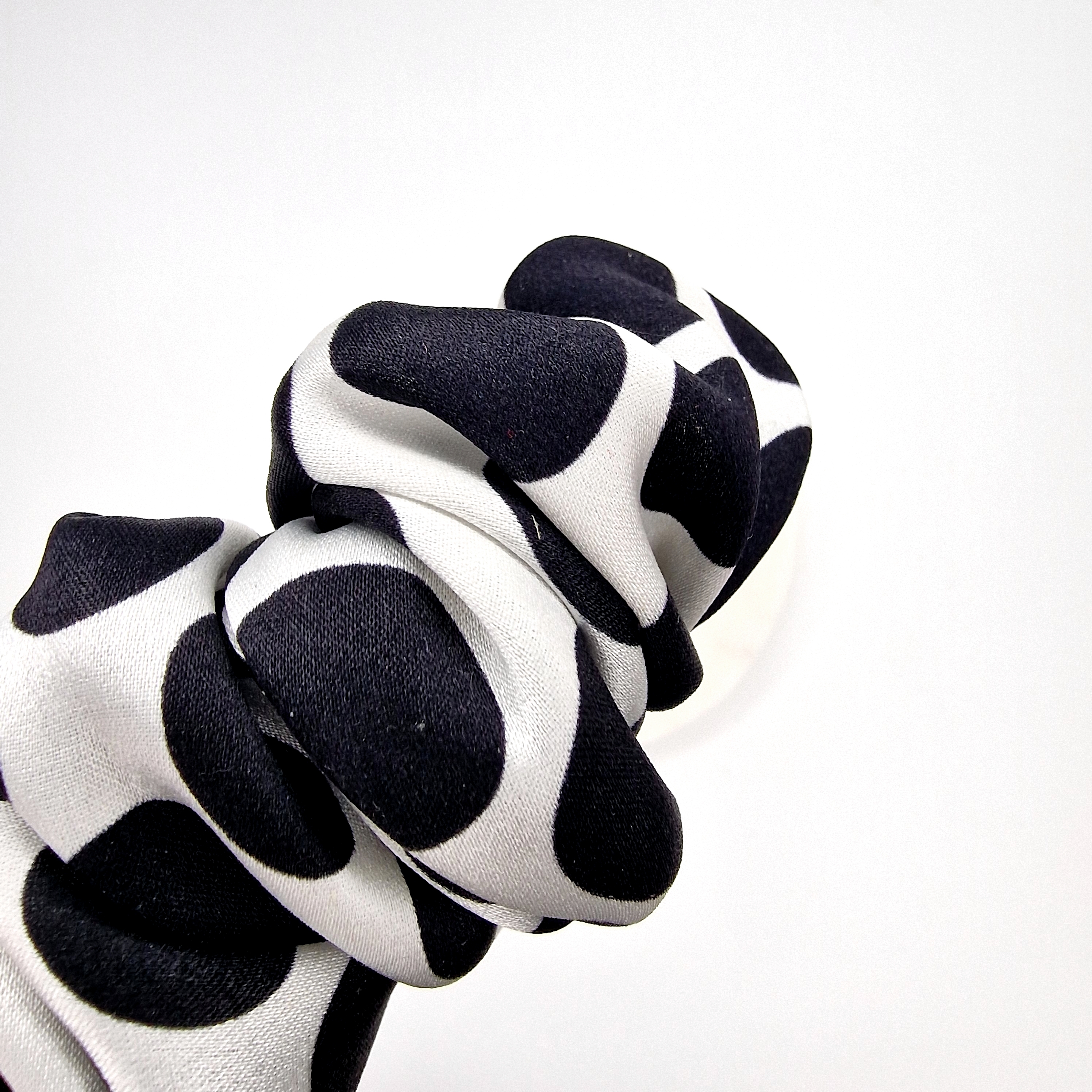 Baltas su Juodais Taškeliais Šilkinis Segtukas