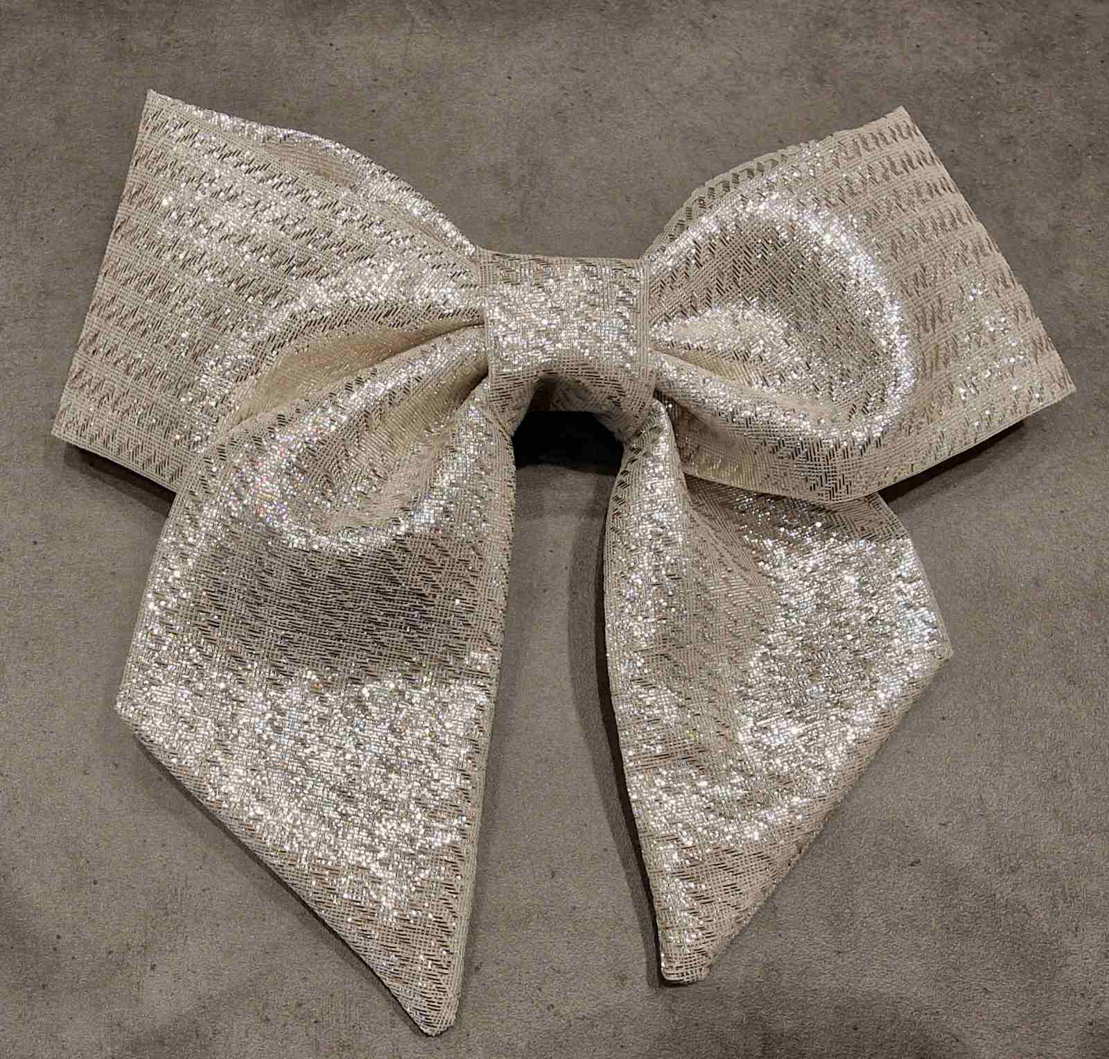 Šviesus Blizgus Šilko Kaspinas Su Uodegėle