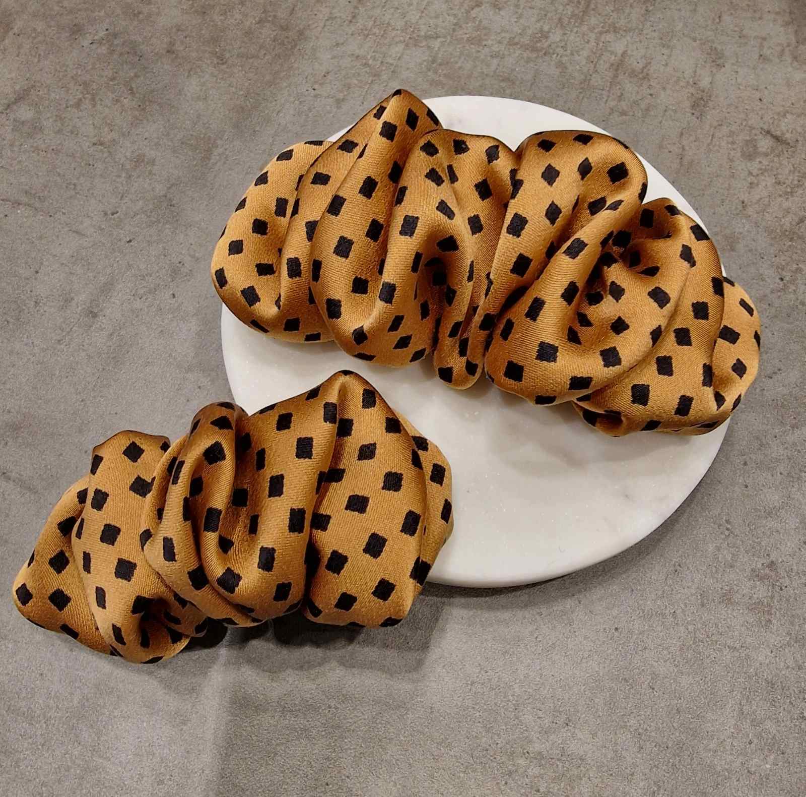 Rudas Su Taškiukais Šilko Segtukas