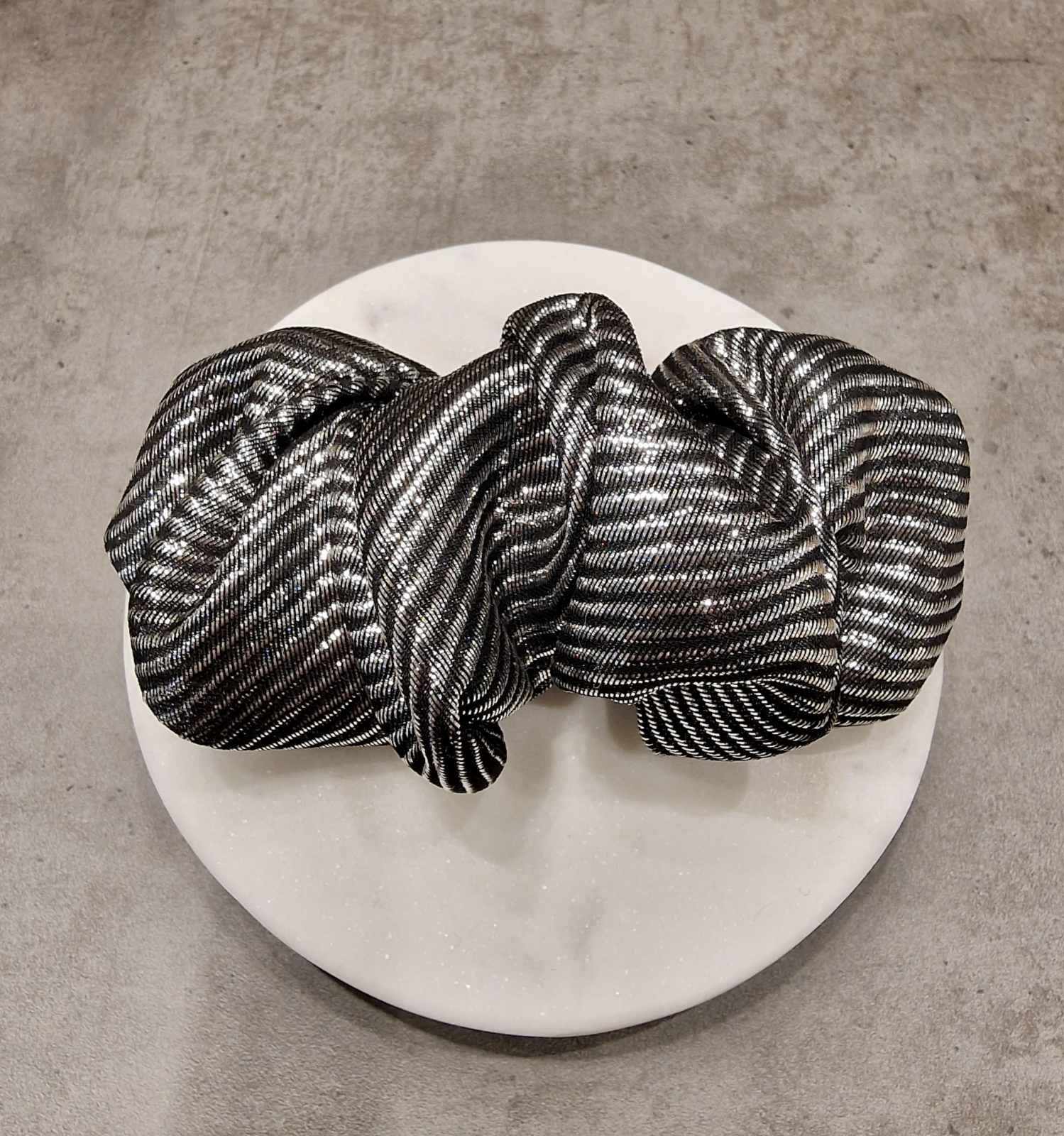 Blizgus Pilkas su Juostele Šilko Segtukas