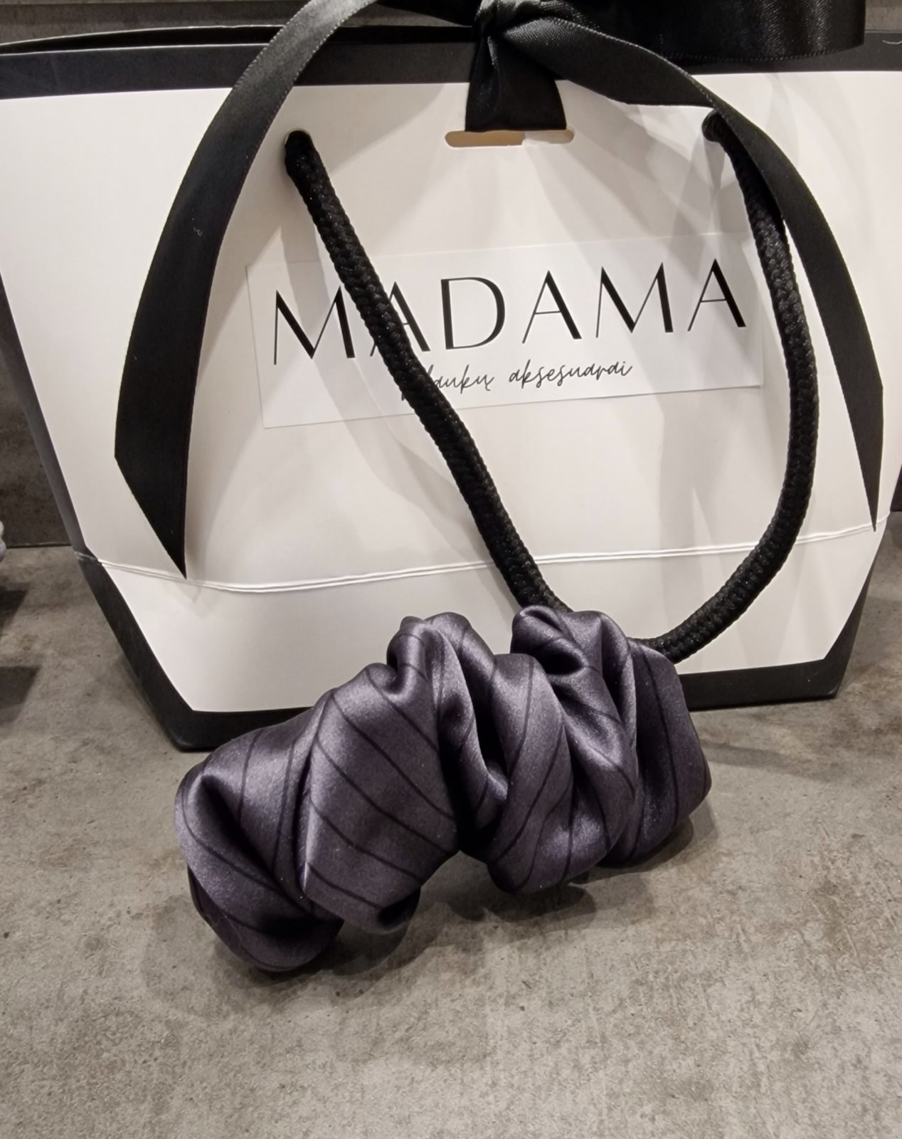 Tamsiai Pilkas su Juostele Šilko Segtukas