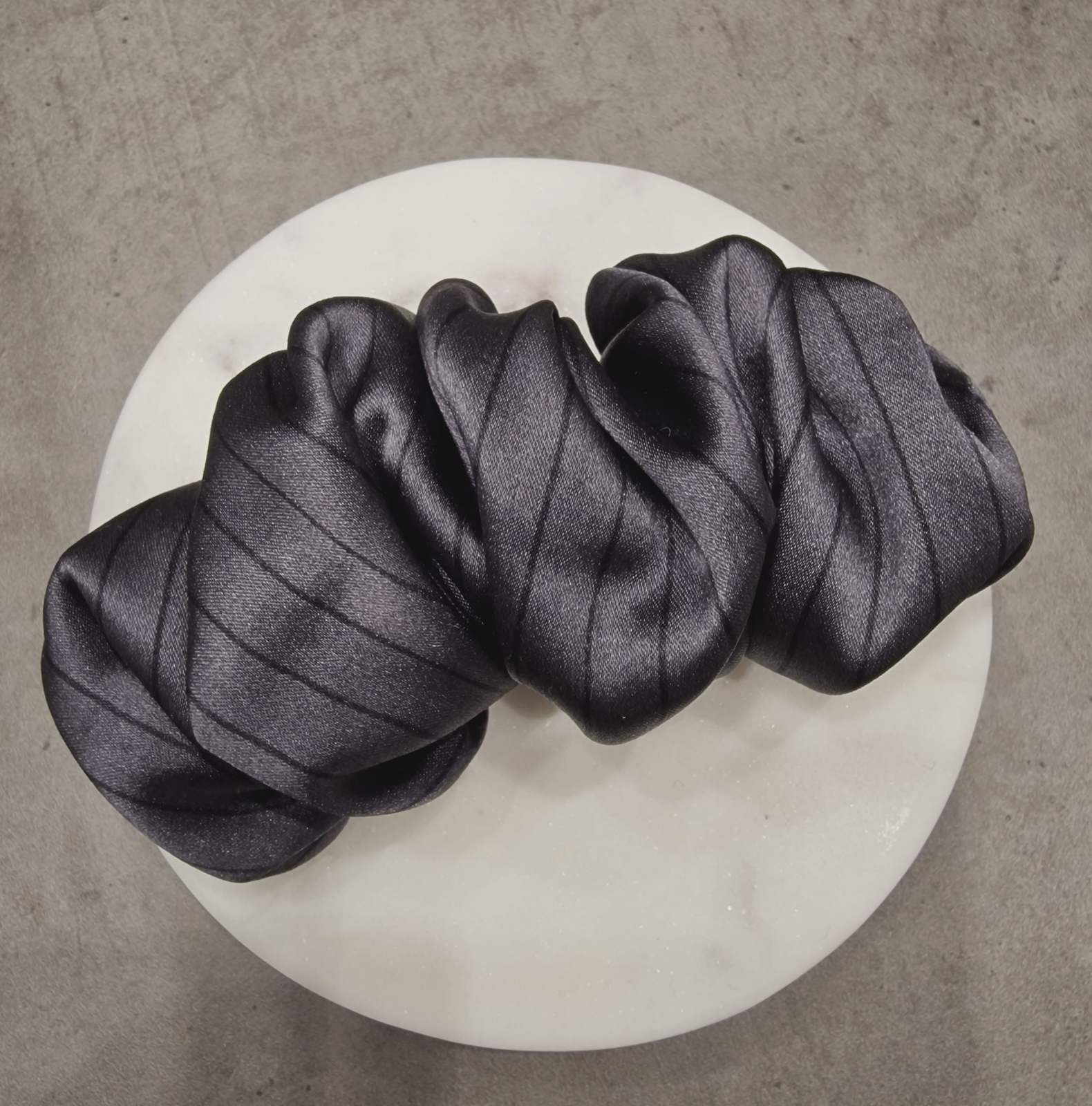 Tamsiai Pilkas su Juostele Šilko Segtukas