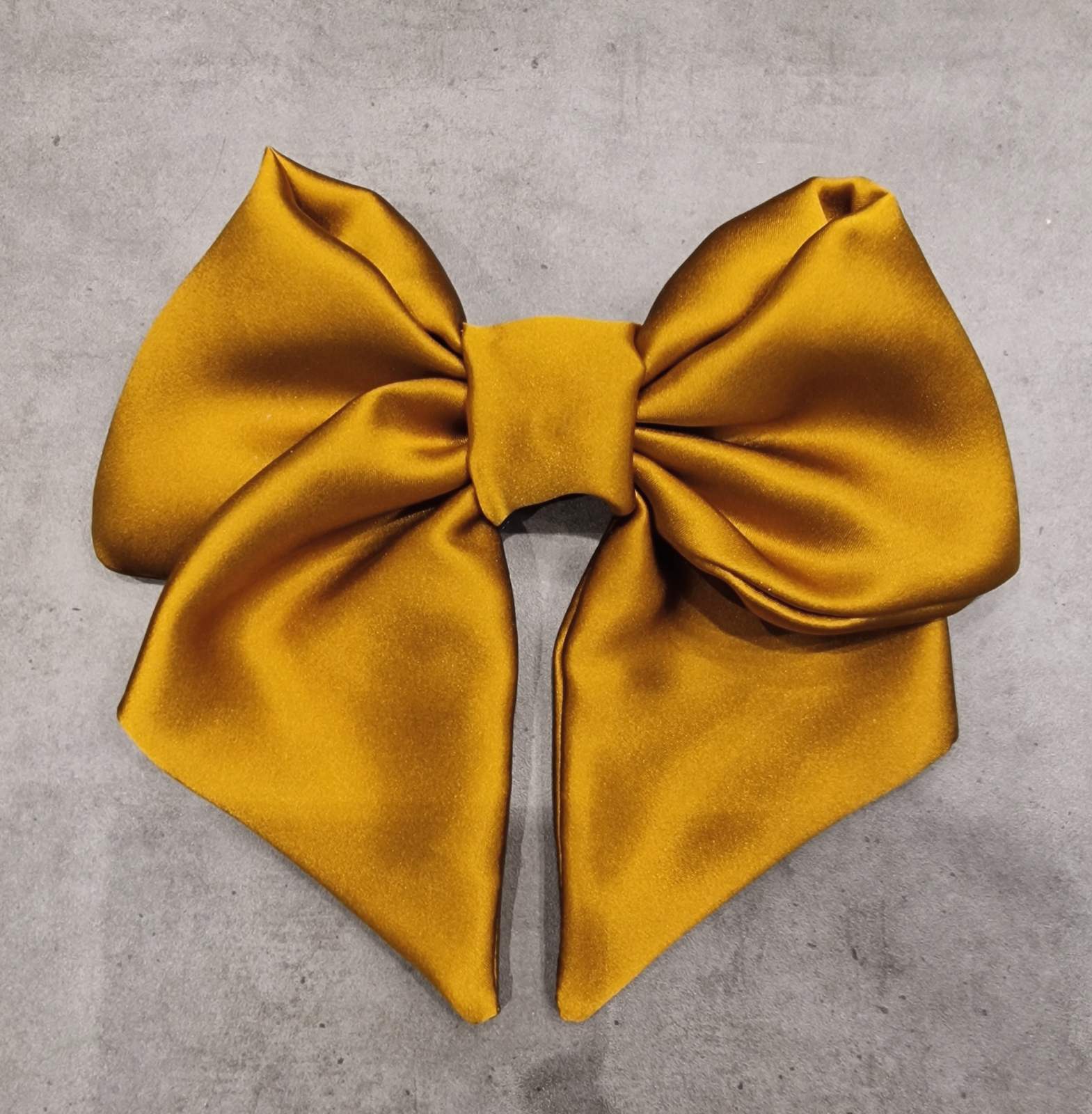  Garstyčių Spalvos Kaspinas Su Uodegėle