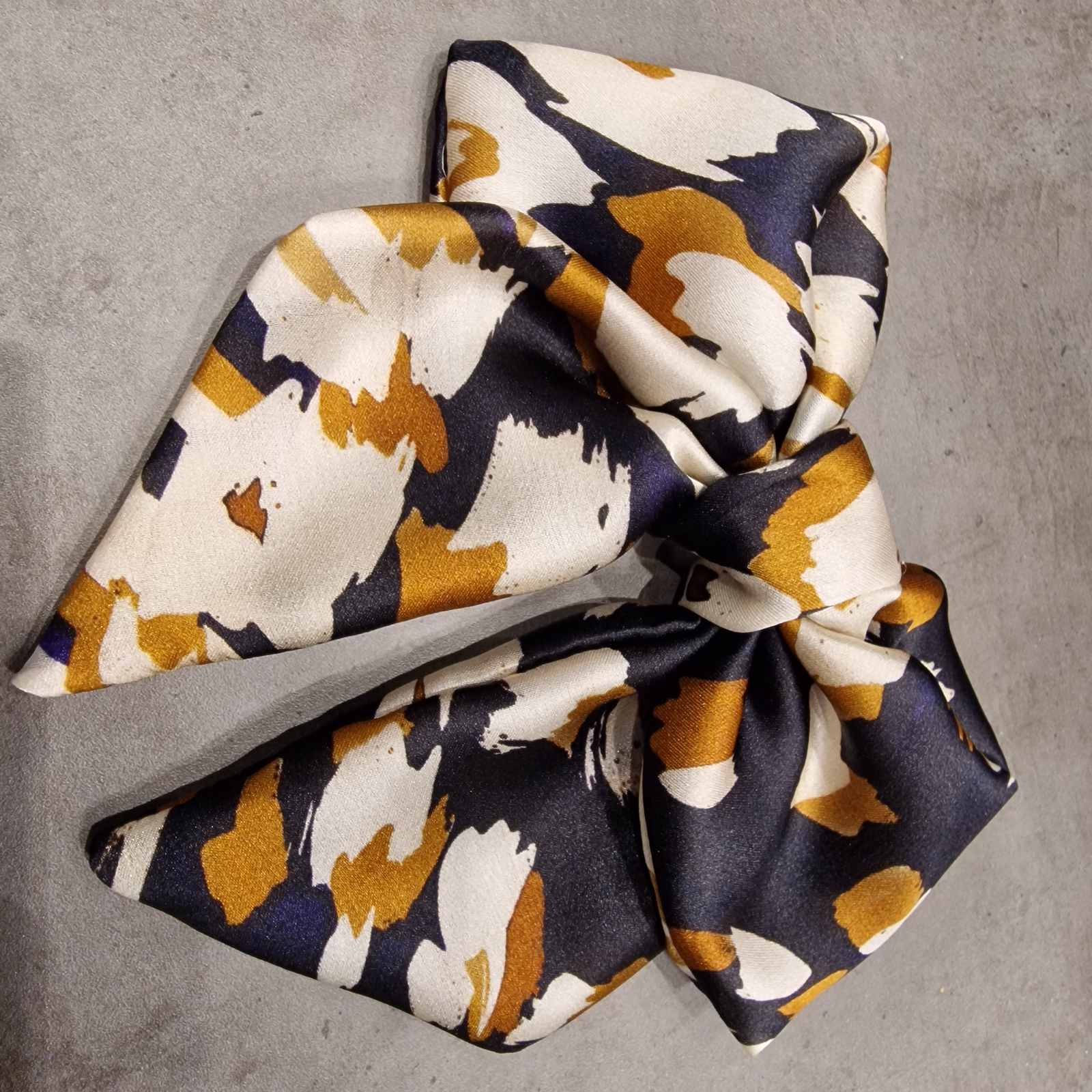  Margas Rudai-Juodai Kaspinas Su Uodegėle