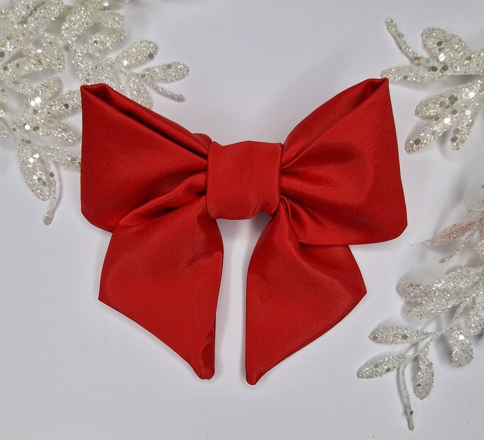 Raudonas Kaspinas Su Uodegėle