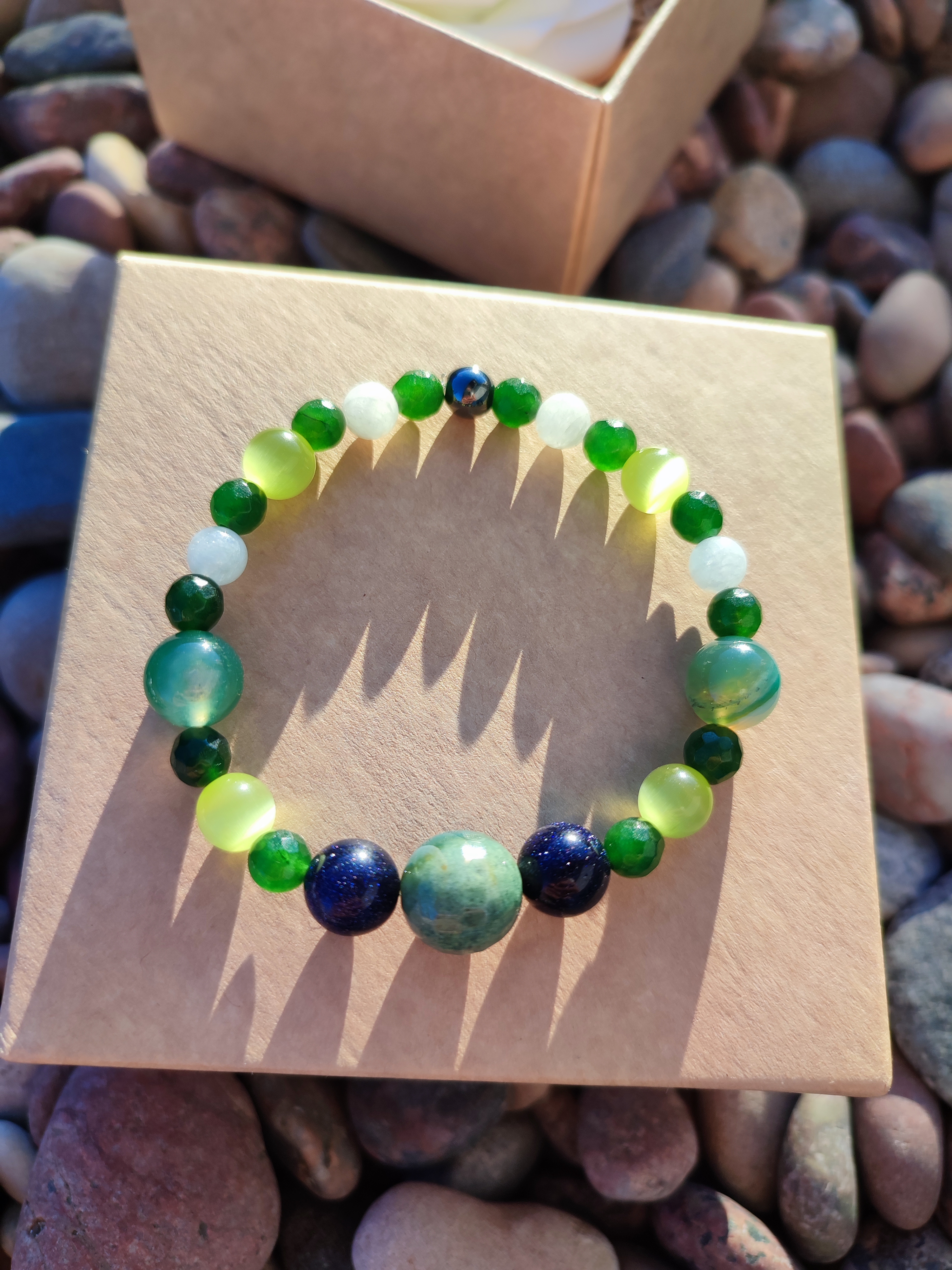 Rankų darbo apyrankė "Džiaugsmo magija" + AFIRMACIJA