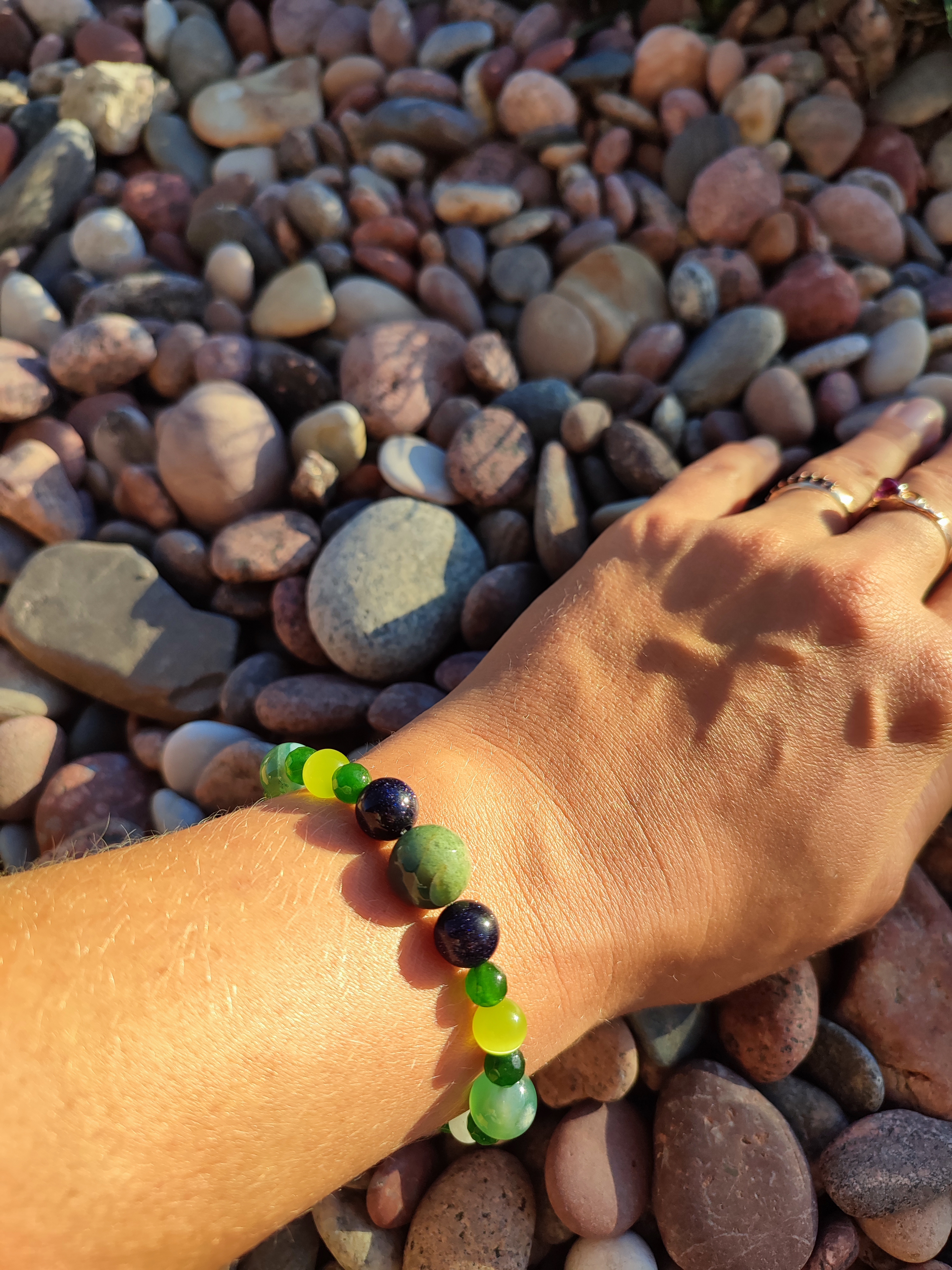 Rankų darbo apyrankė "Džiaugsmo magija" + AFIRMACIJA