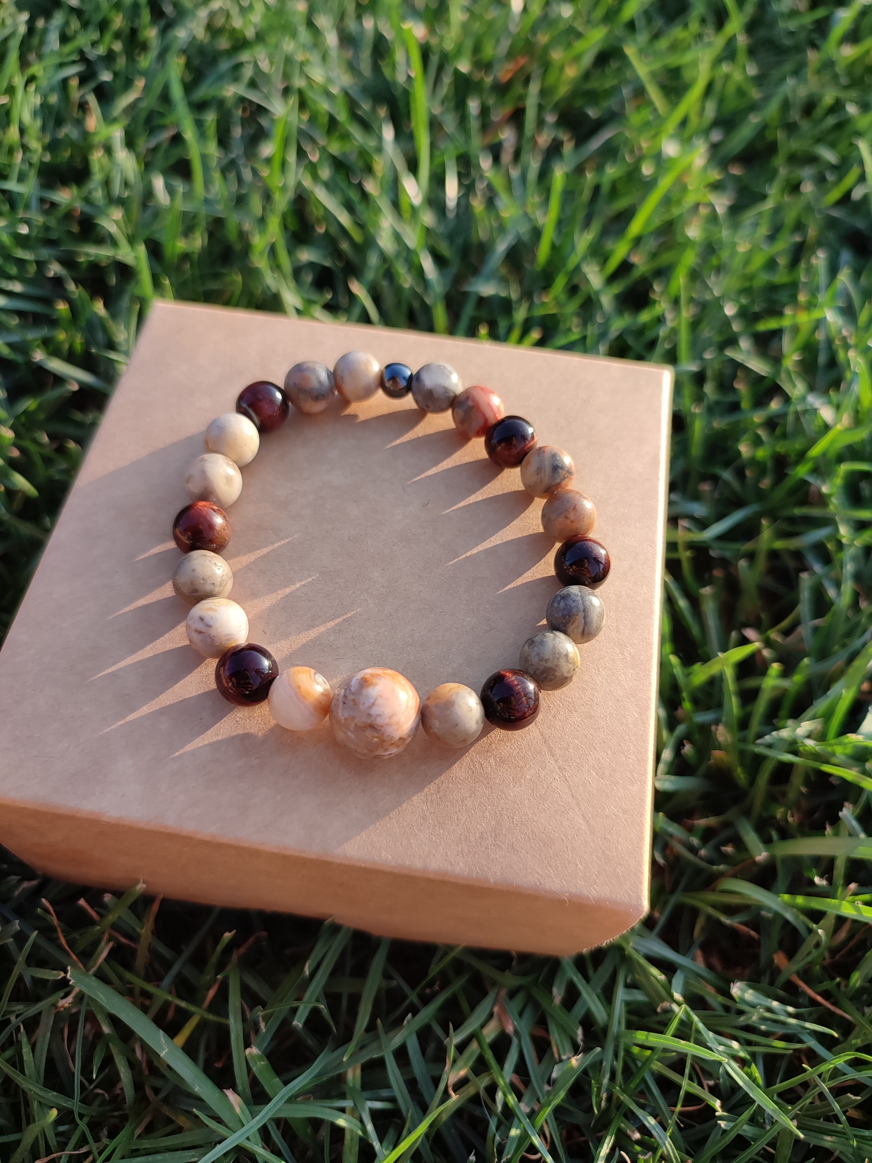 Rankų darbo apyrankė "Žemiškas džiaugsmas"