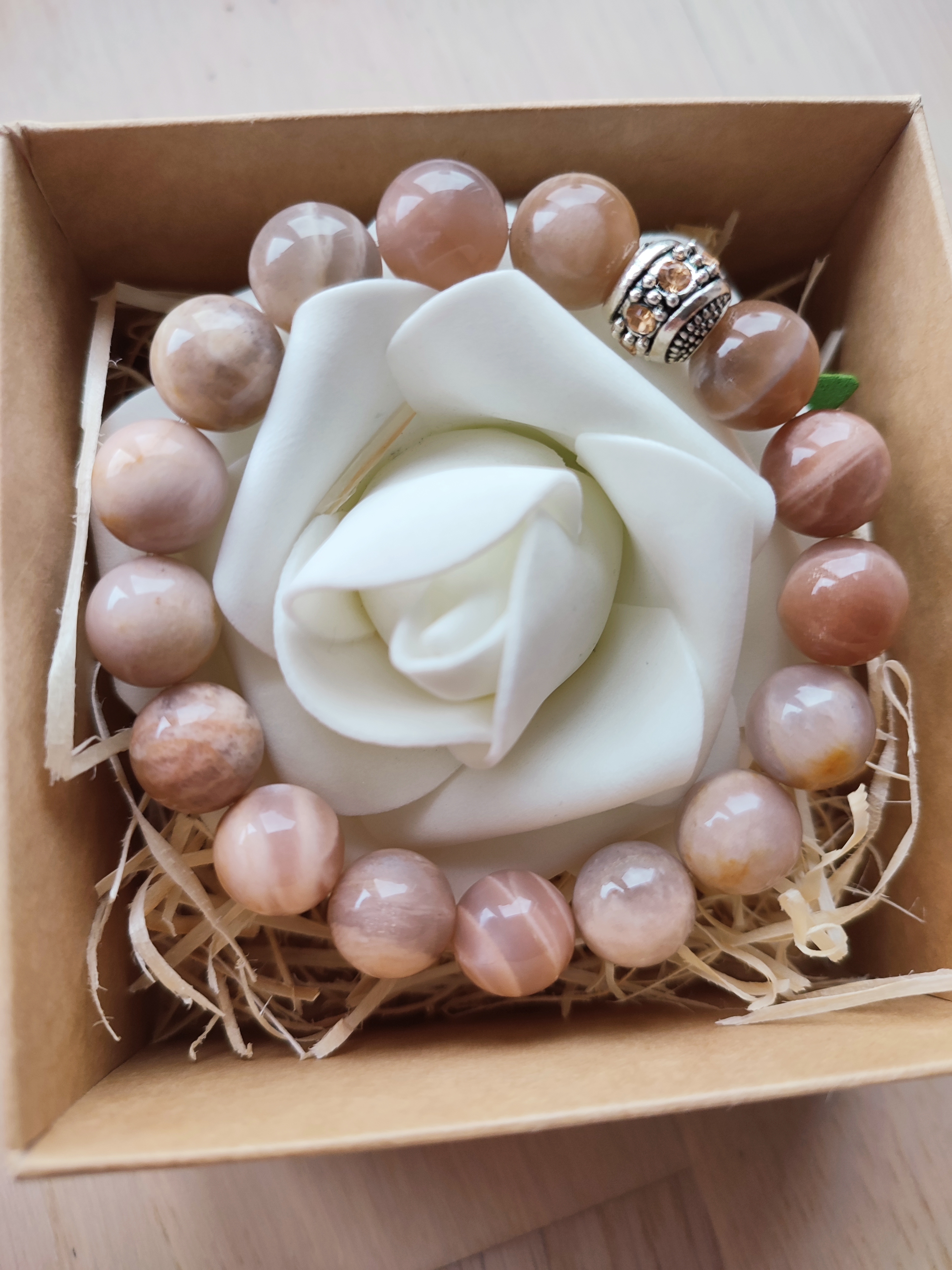 Rankų darbo apyrankė "Saulės nubučiuota" + AFIRMACIJA