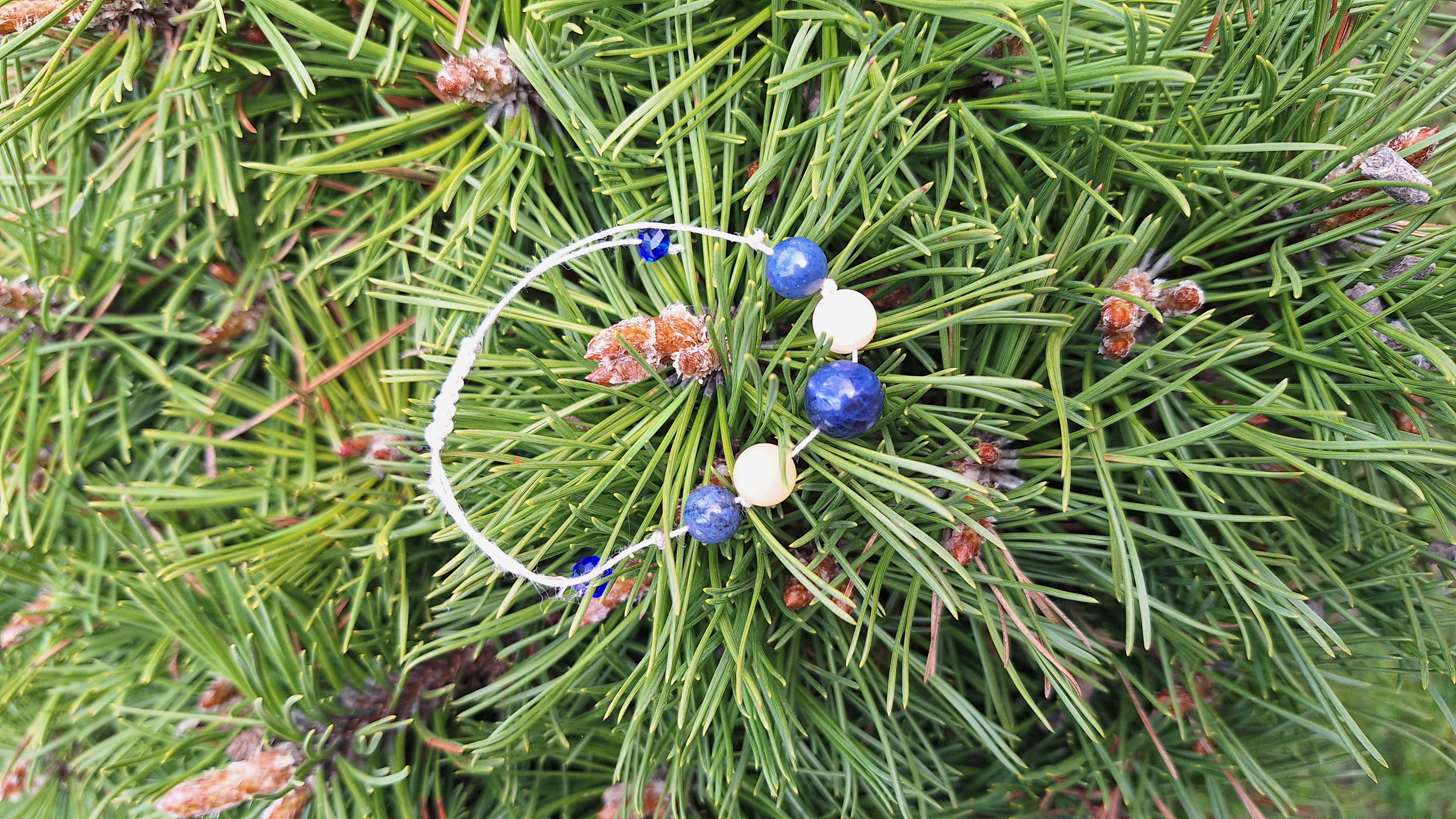 Apyrankė ant siūlo "Pasitikėti savo galia"